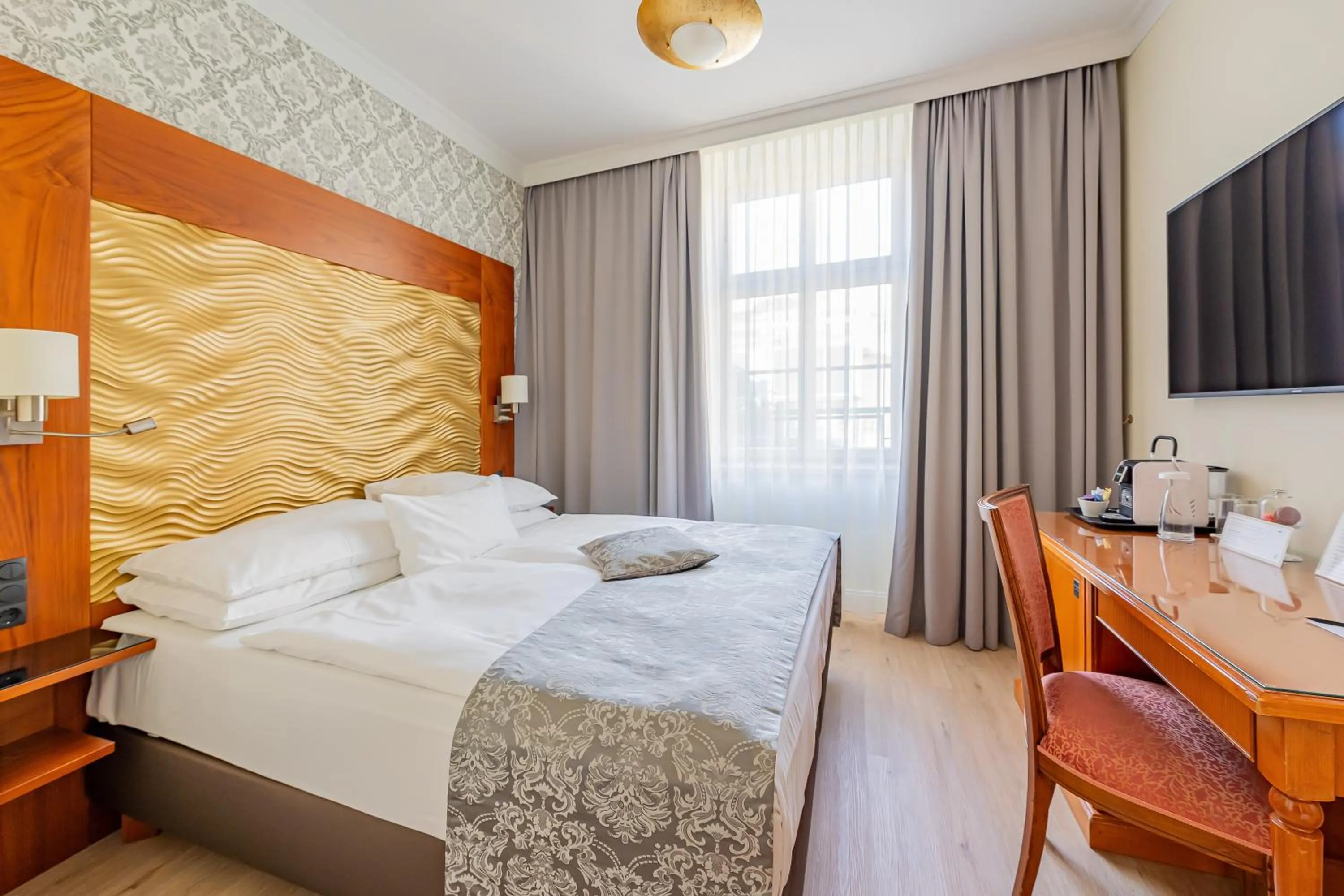 Bedroom, Bed in Hotel Josefshof am Rathaus