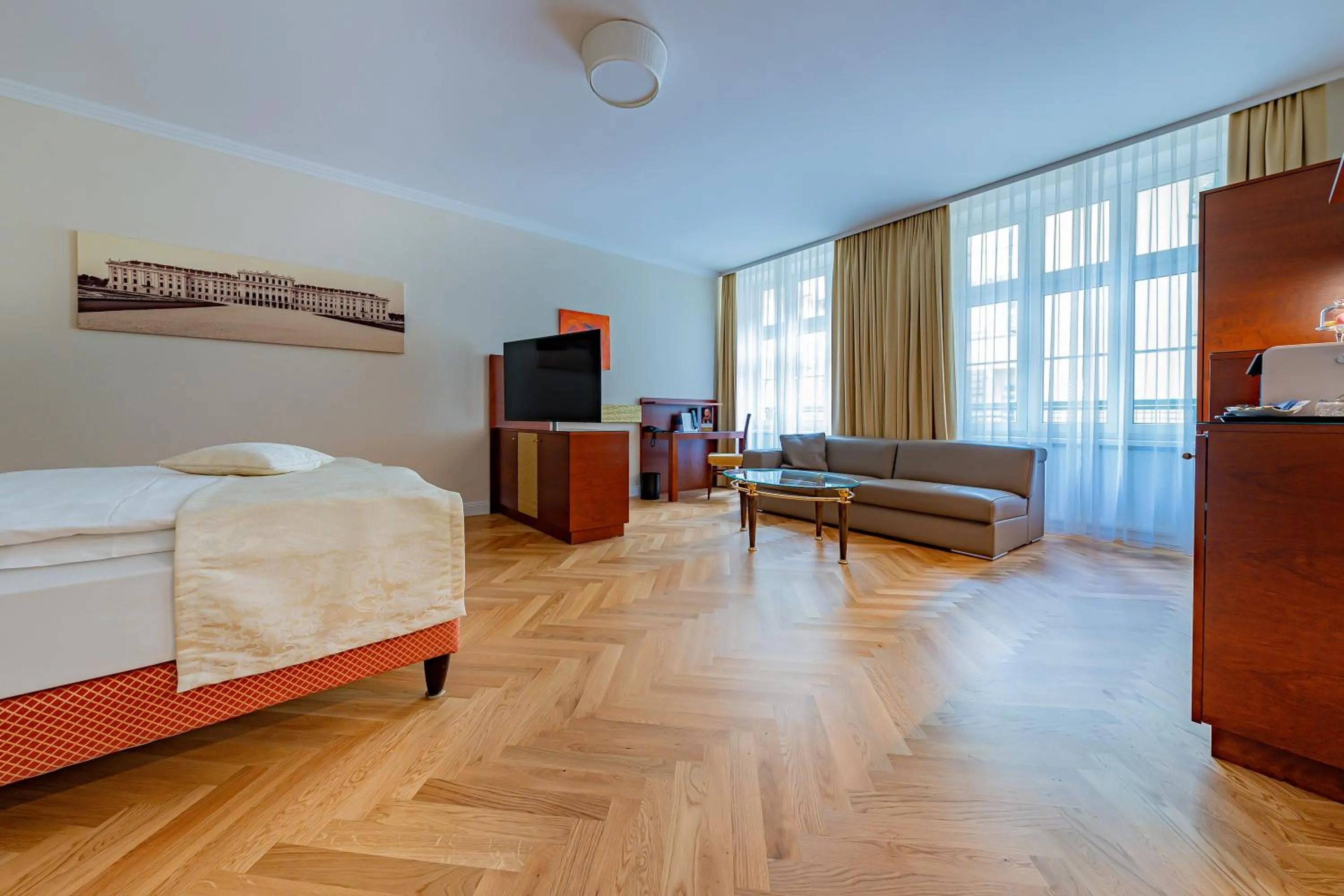 Living room, Bed in Hotel Josefshof am Rathaus