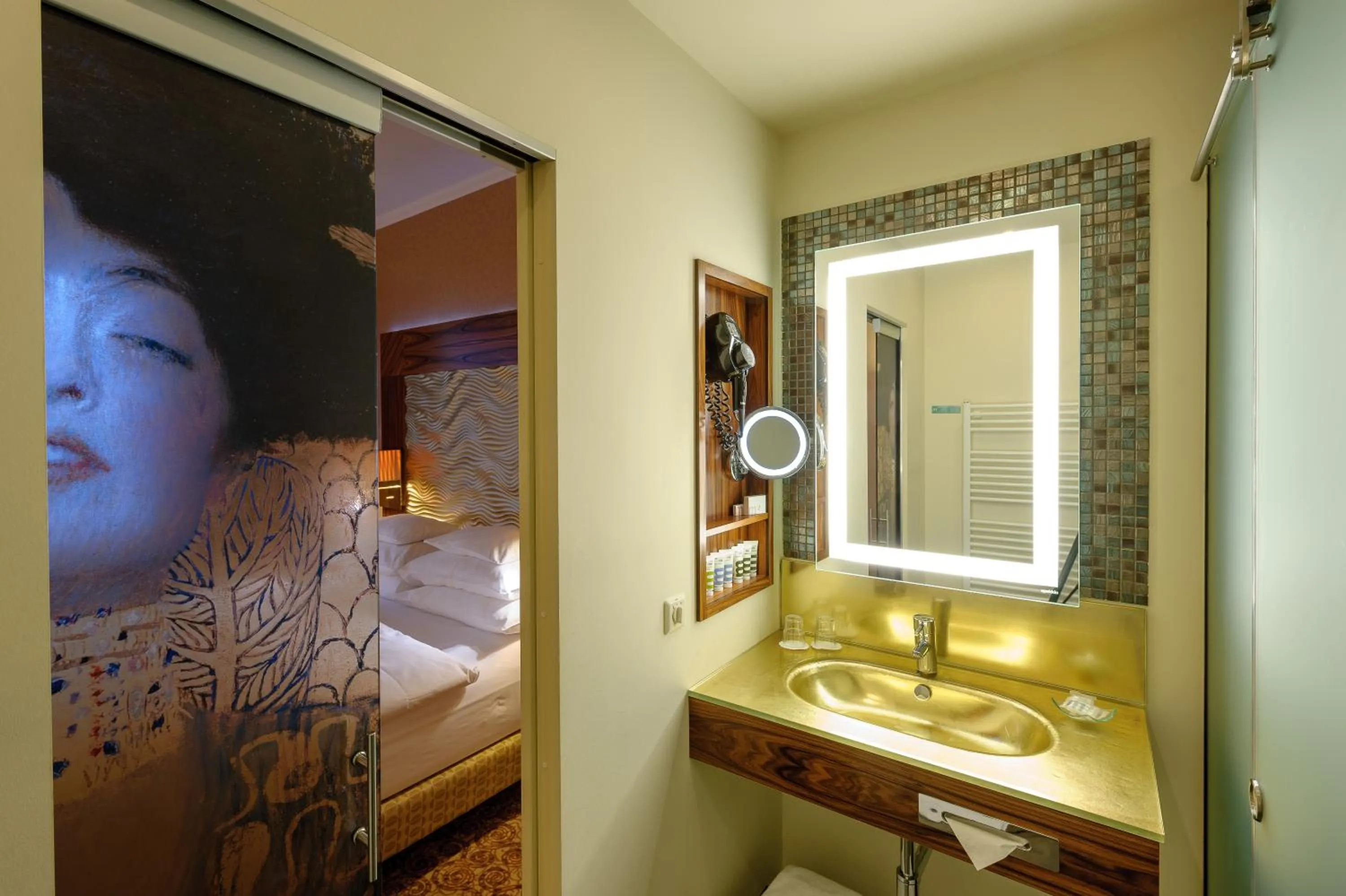 Bathroom, Bed in Hotel Josefshof am Rathaus