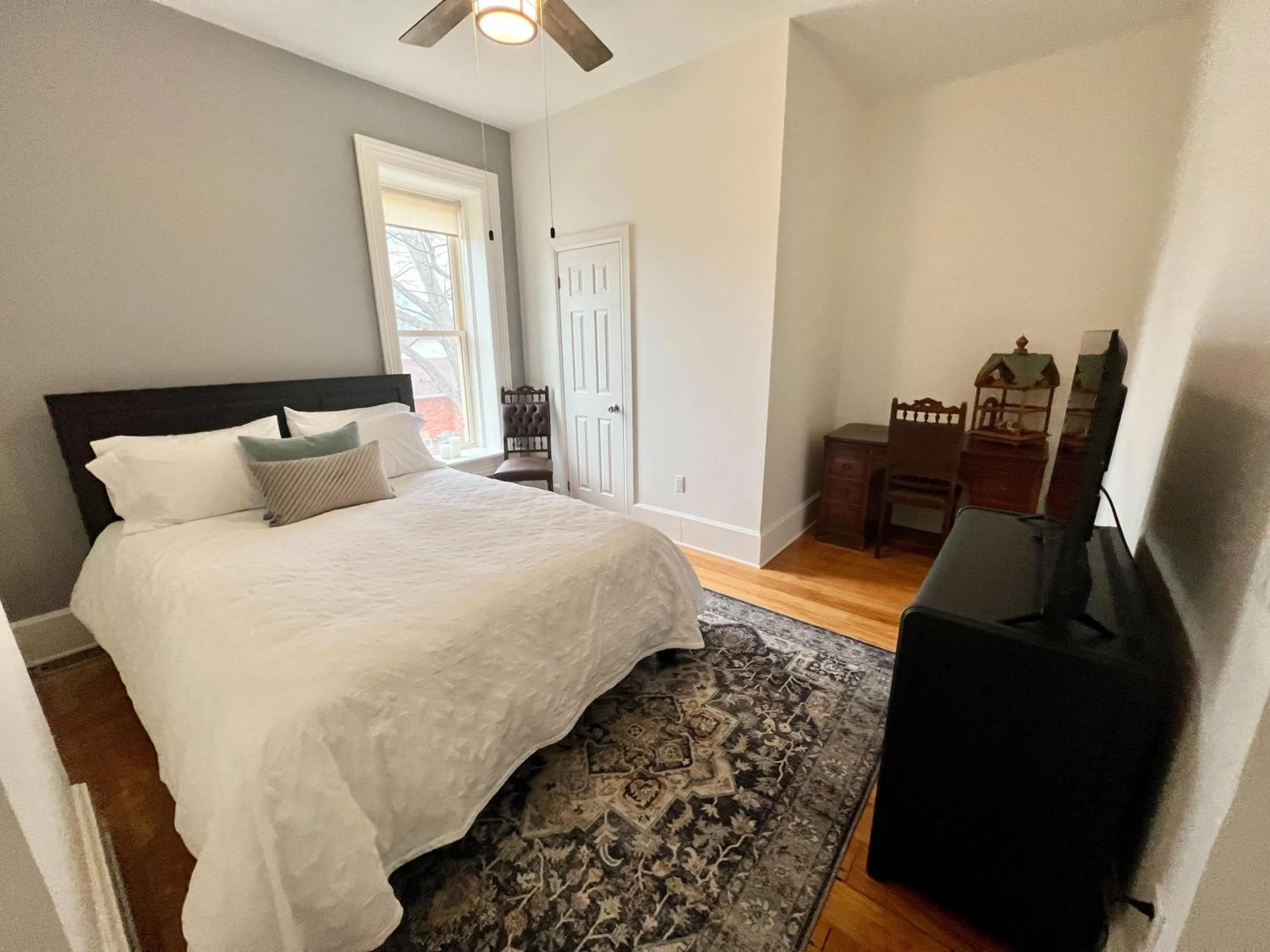 Photo of the whole room in The Woodbridge House