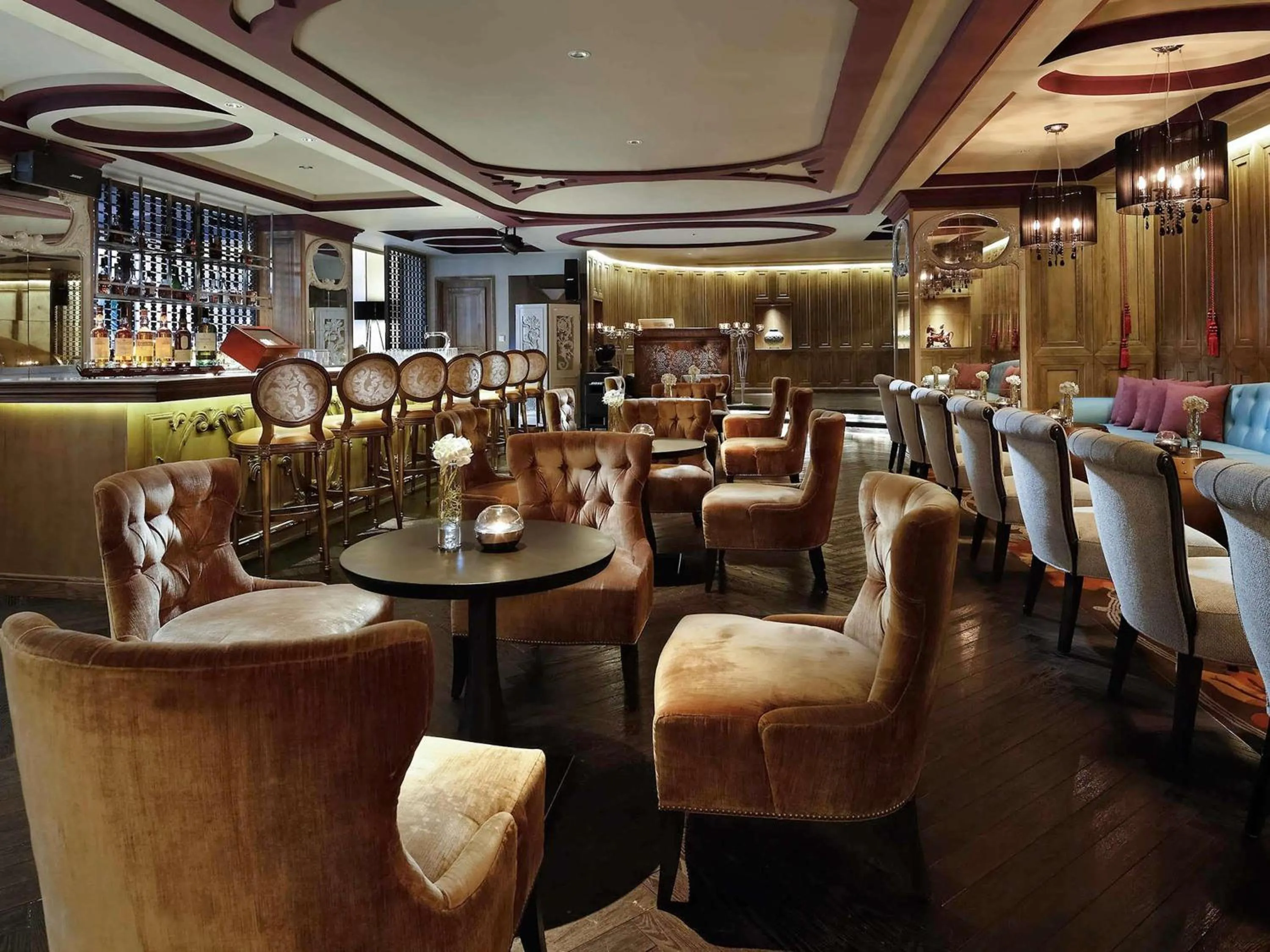 Lounge or bar in Sofitel Saigon Plaza
