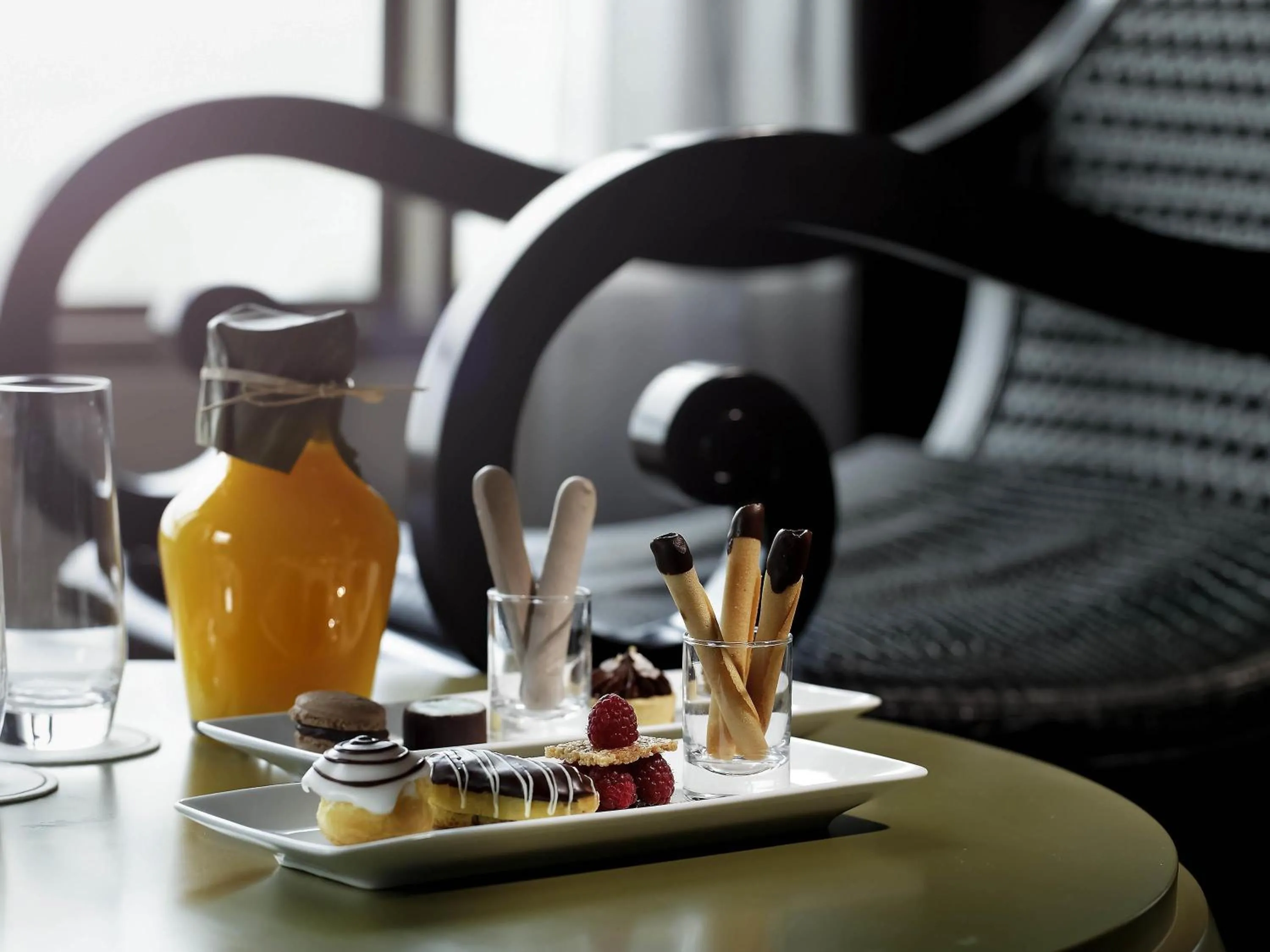 Lounge or bar in Sofitel Saigon Plaza