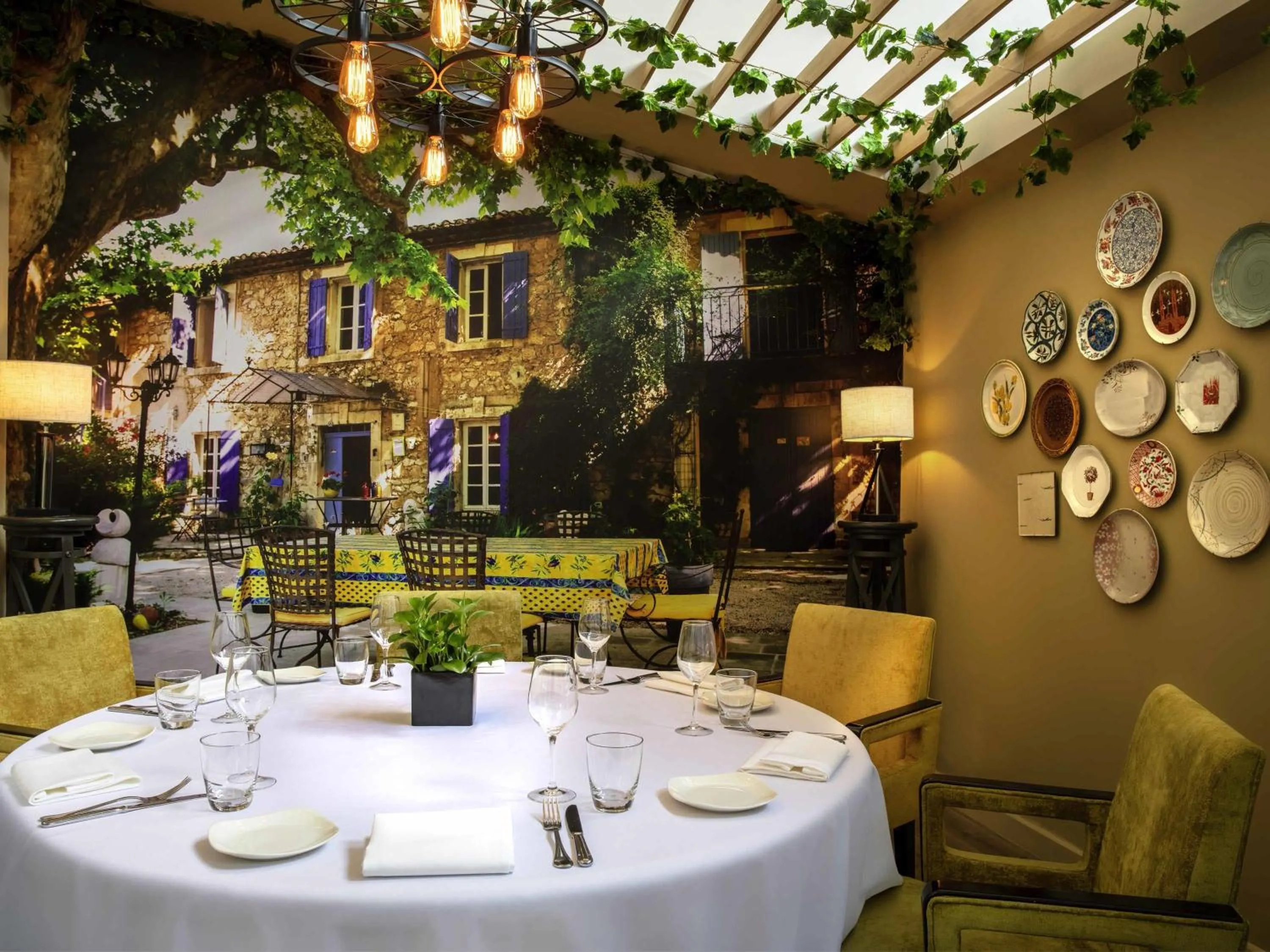 Restaurant/places to eat in Sofitel Saigon Plaza