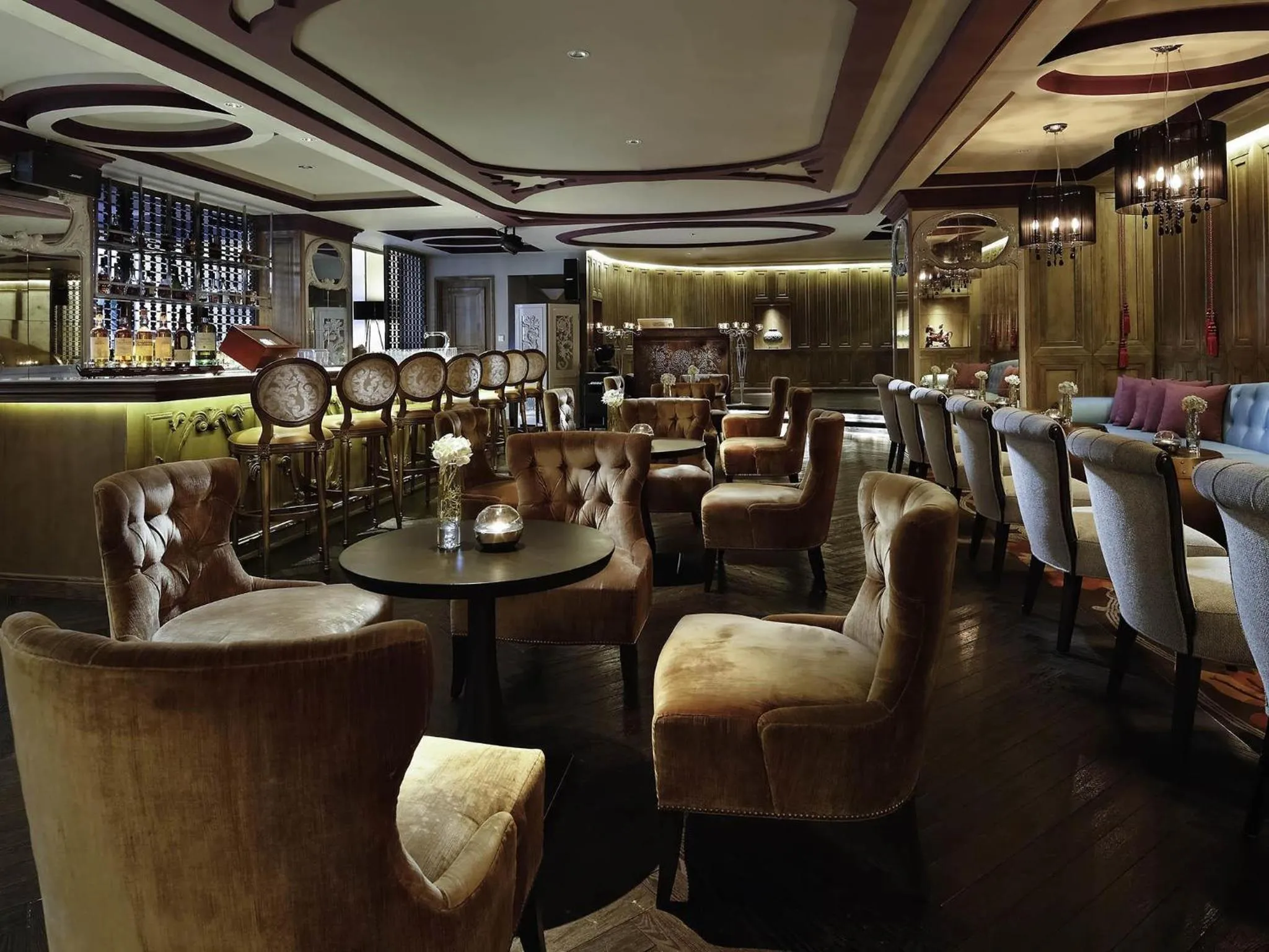 Lounge or bar in Sofitel Saigon Plaza
