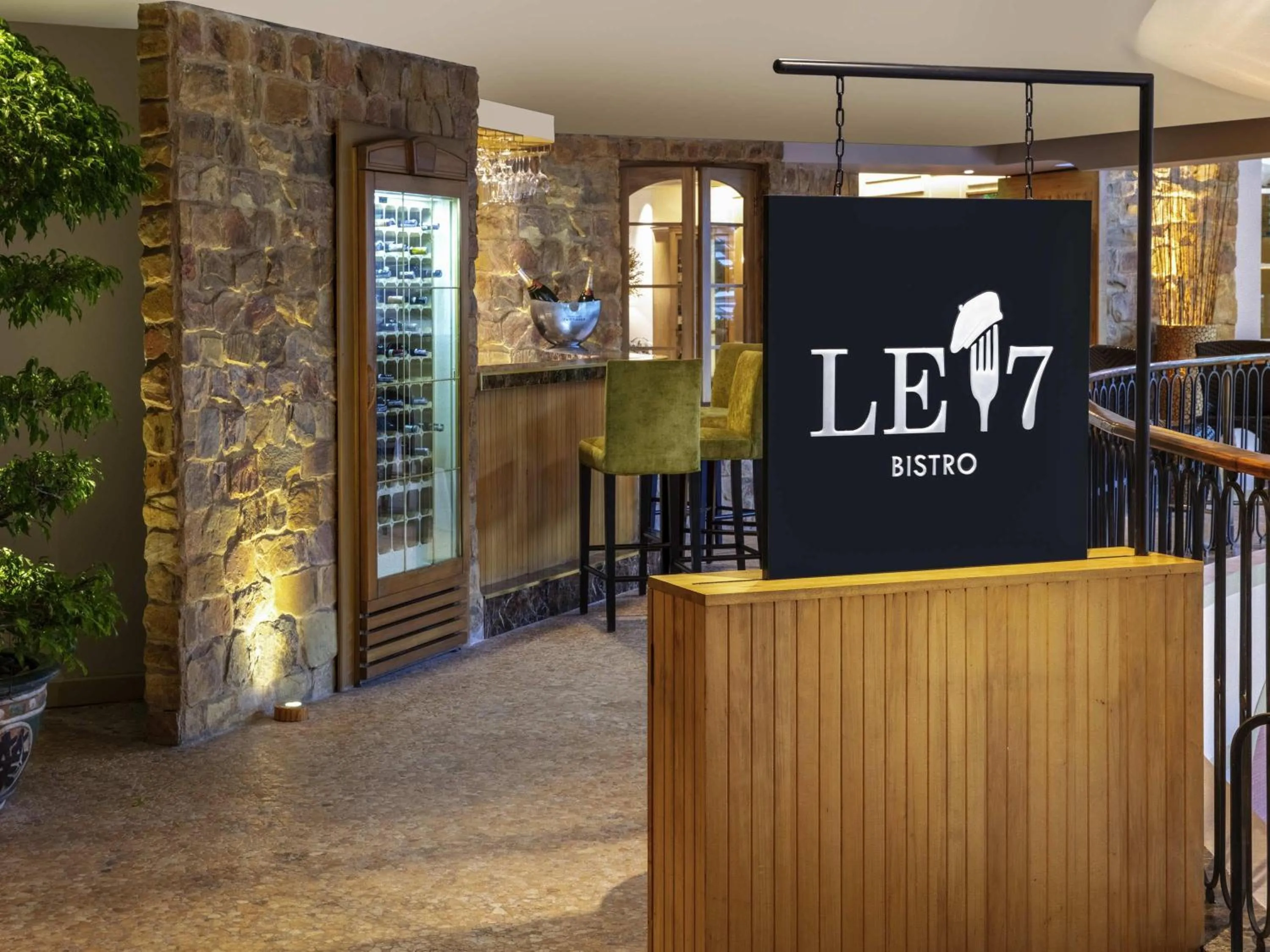 Restaurant/places to eat in Sofitel Saigon Plaza