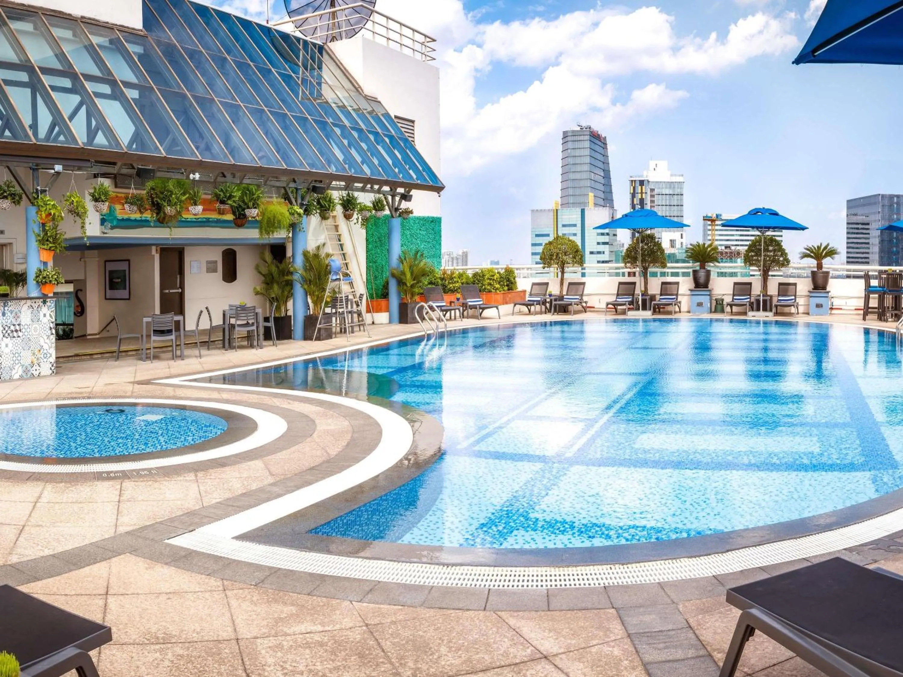 Lounge or bar in Sofitel Saigon Plaza