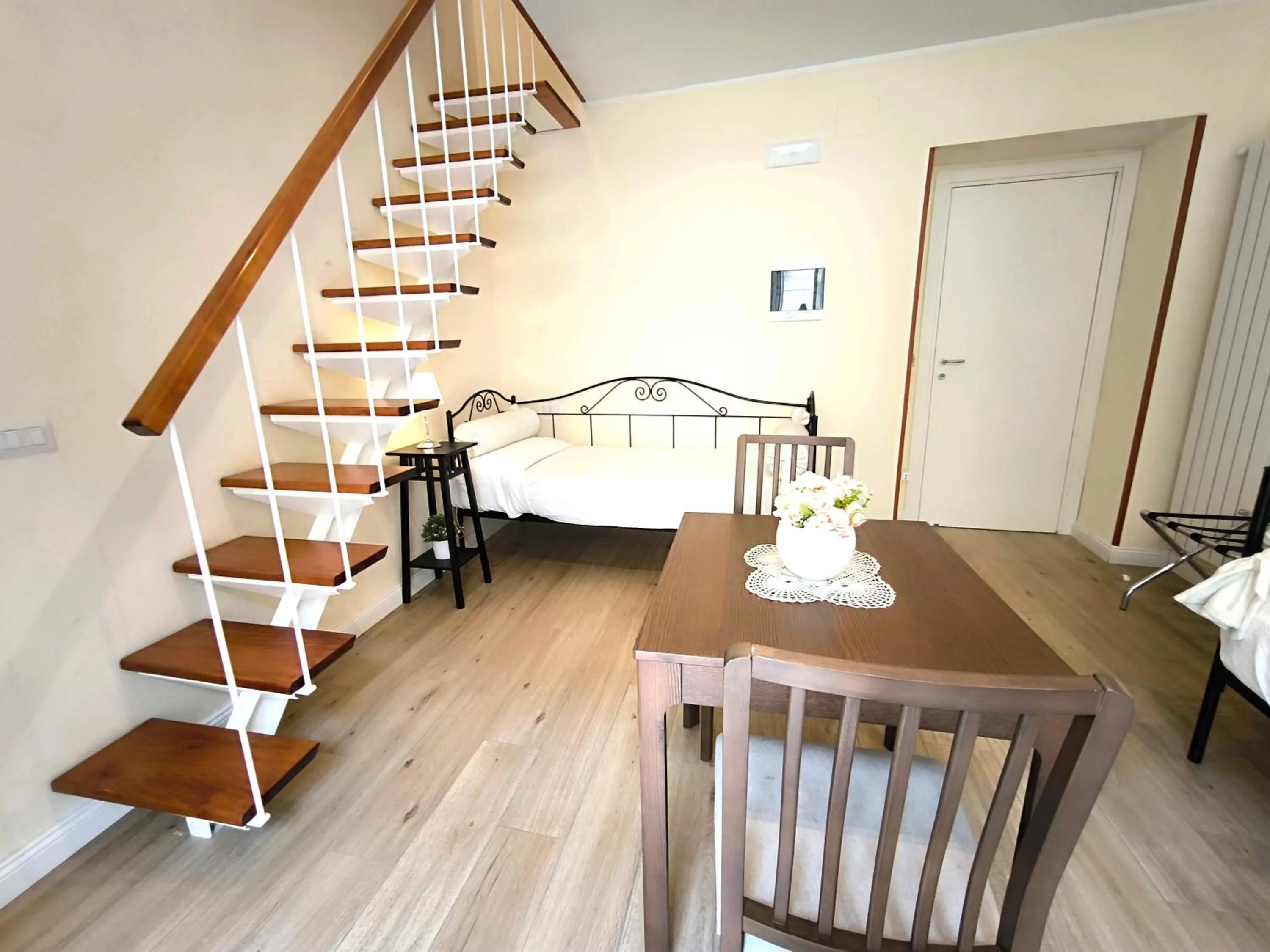 Dining area, Bed in Agorà