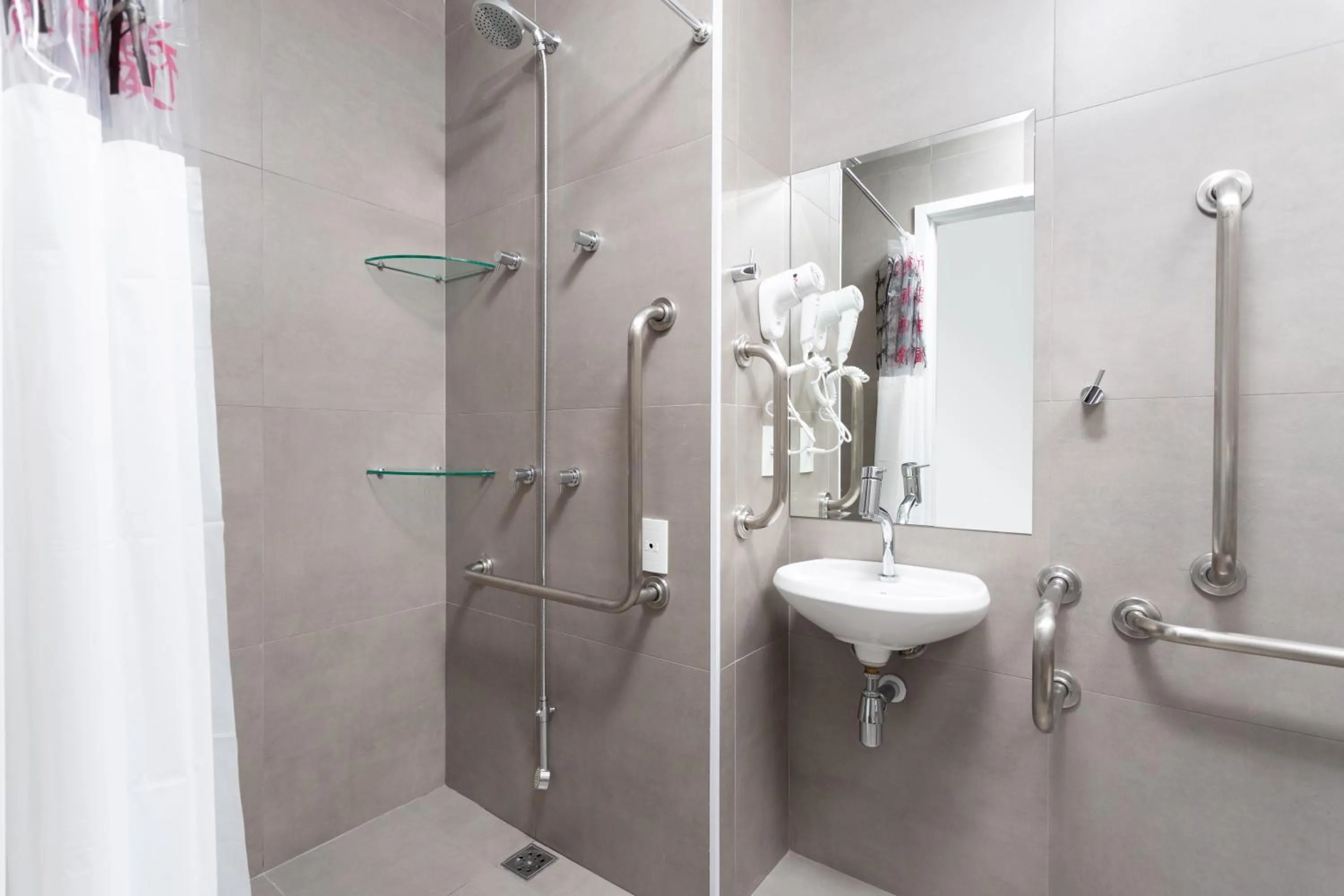 Shower in Charlie Oscar Freire