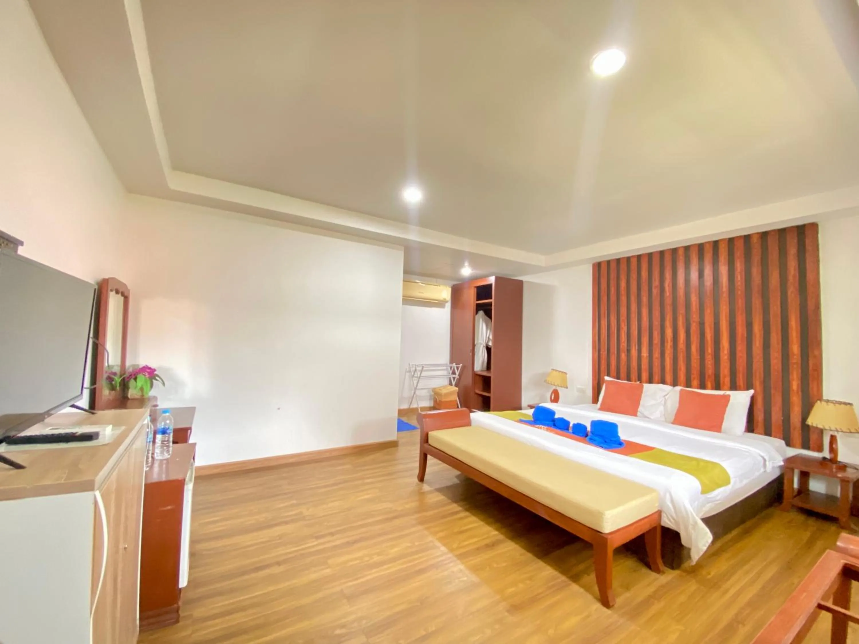 Bed in Phi Phi Ba Kao Bay Resort