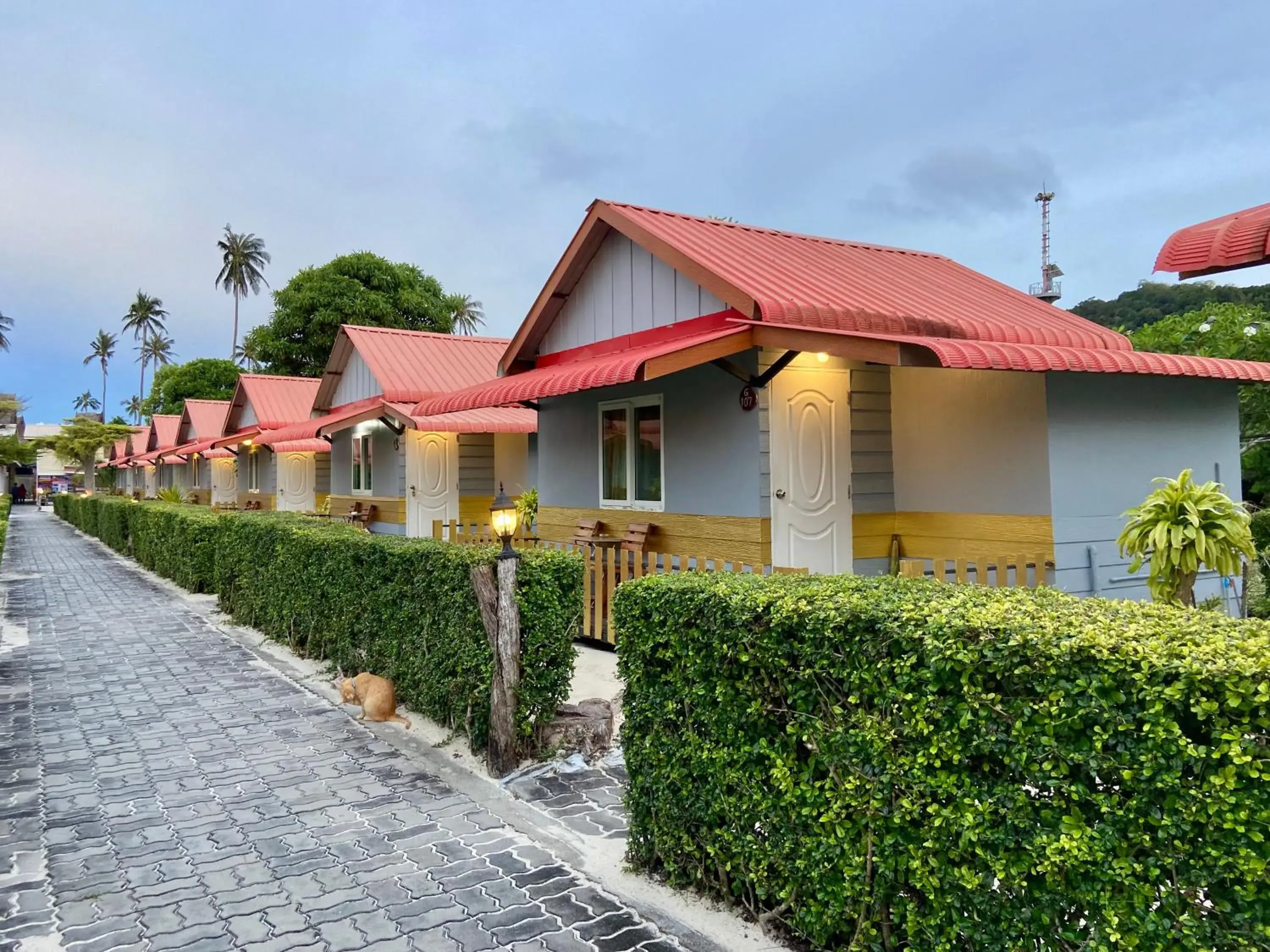 Deluxe Bungalow with Patio in Phi Phi Ba Kao Bay Resort Deluxe Bungalow with Patio in Phi Phi Ba Kao Bay Resort