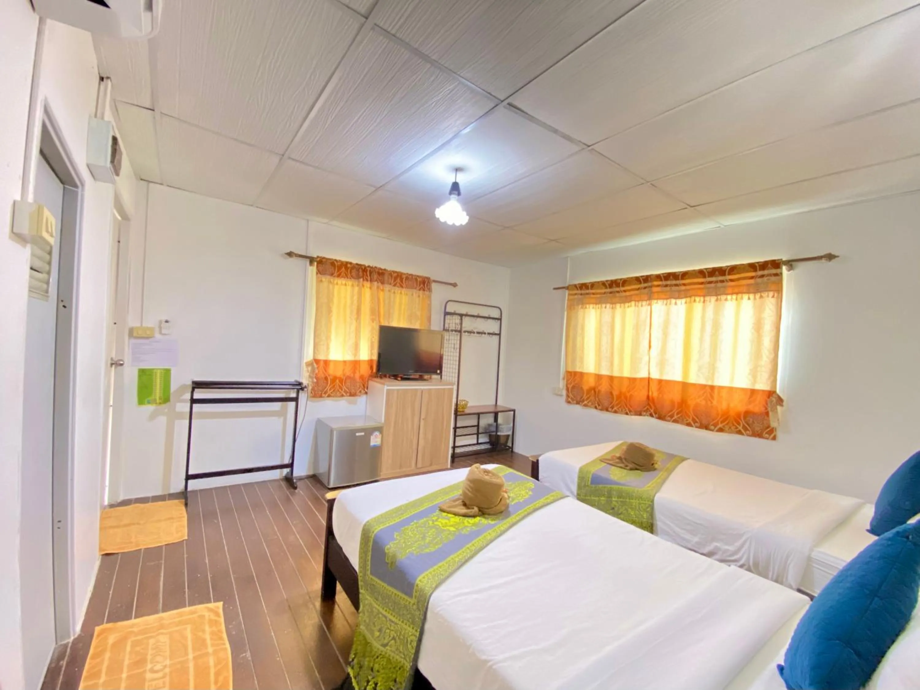 Bed in Phi Phi Ba Kao Bay Resort