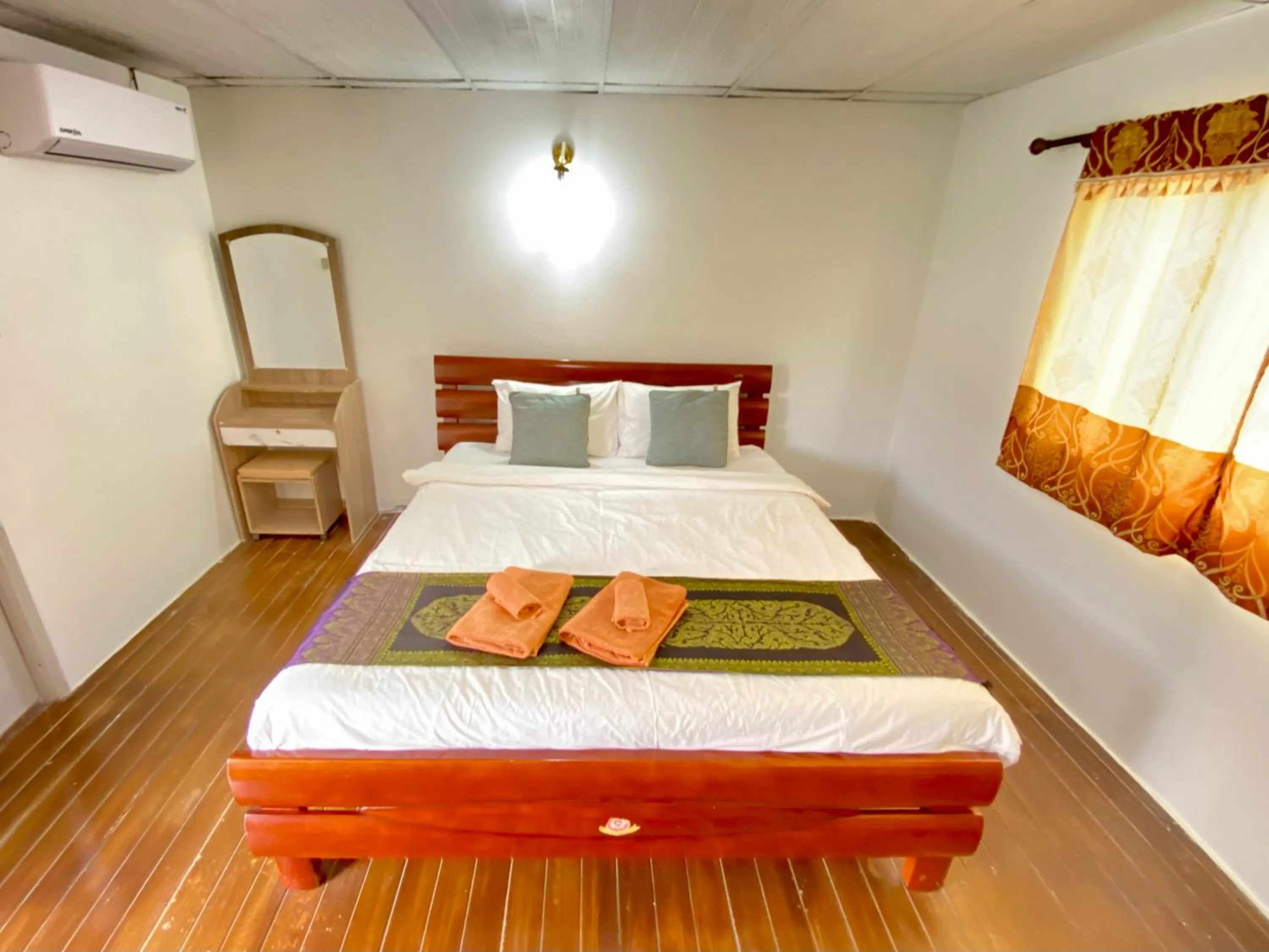 Bed in Phi Phi Ba Kao Bay Resort