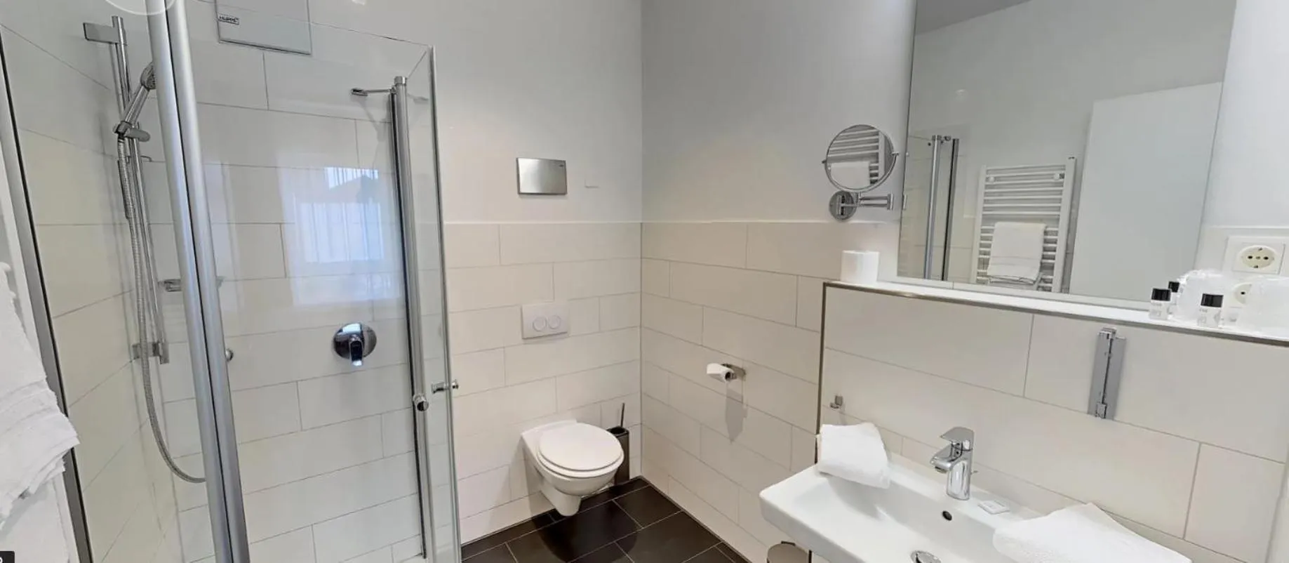 Bathroom in SmartMotel Emden - by Quartier96 GmbH