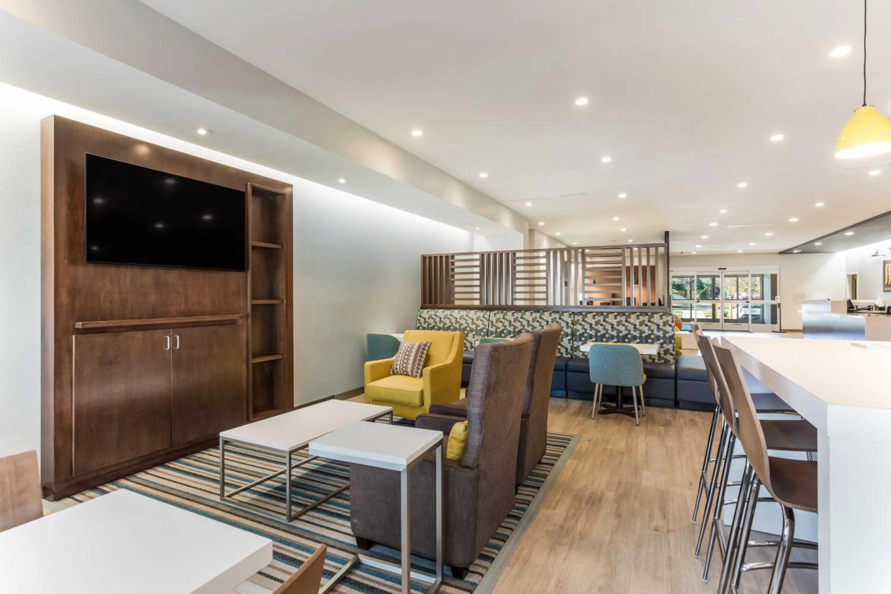 Communal lounge/ TV room in MainStay Suites Murfreesboro