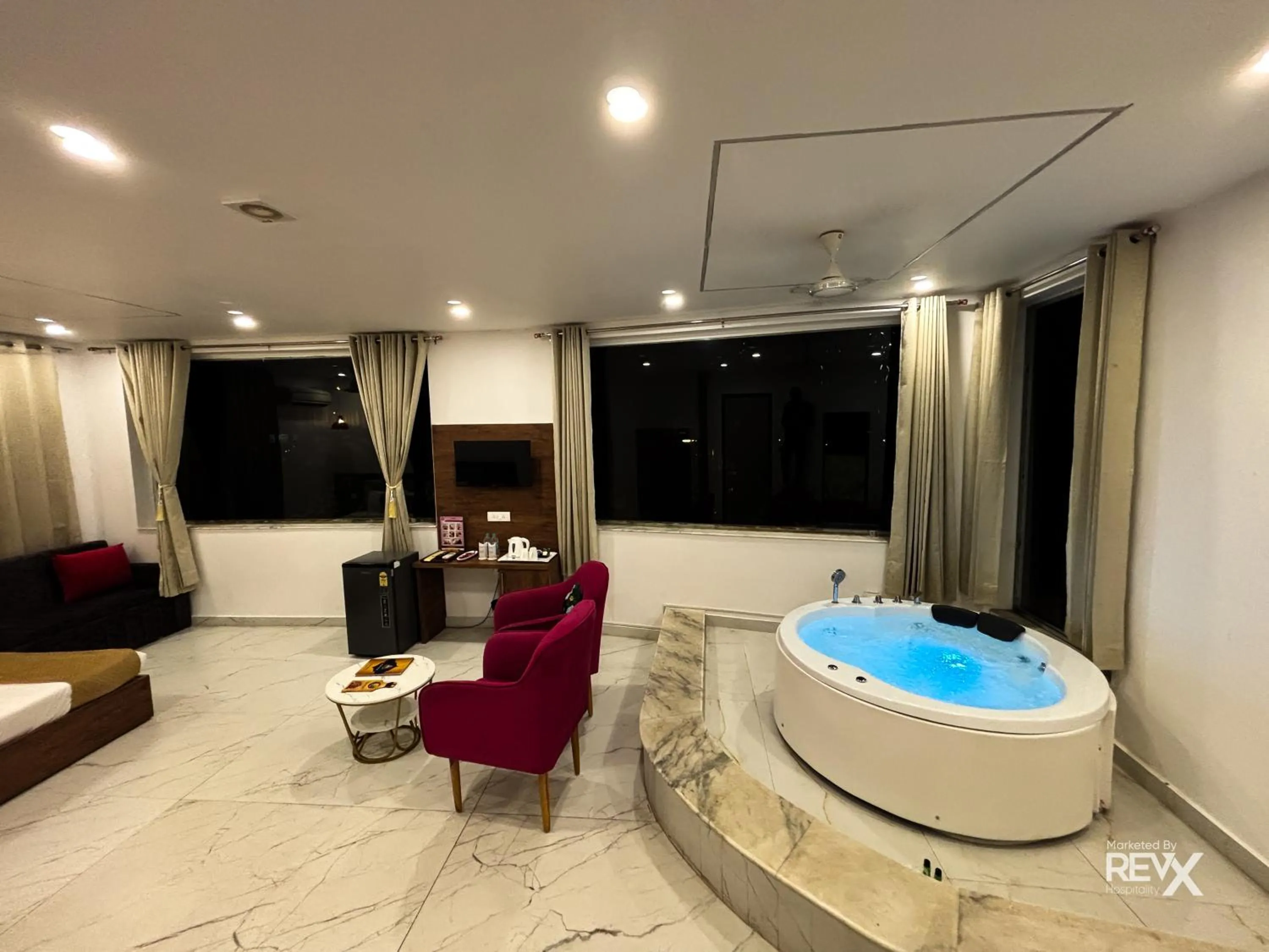 Hot Tub in The Neeraj River Forest Resort Ayurvedic Wellness Center