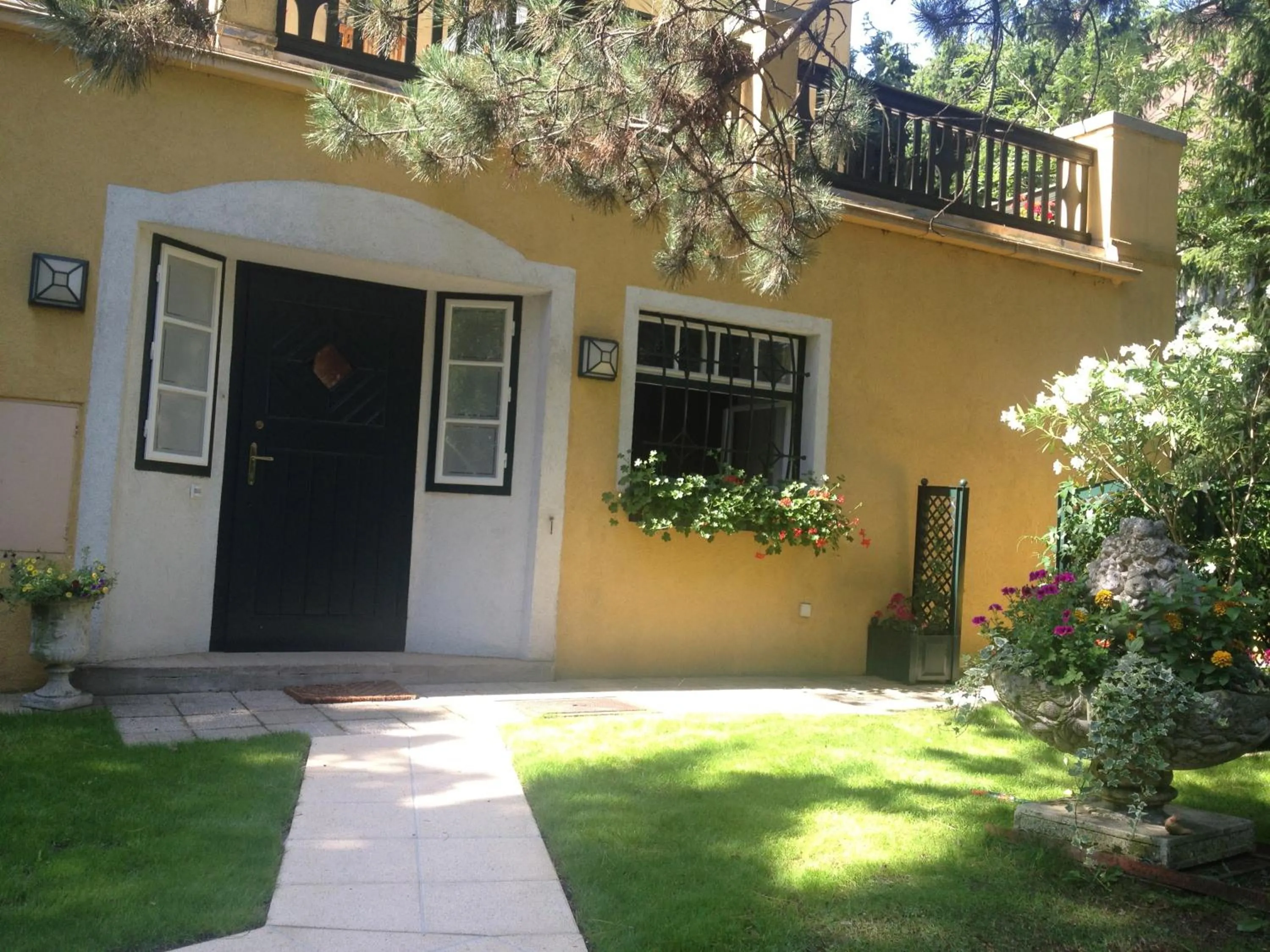 Facade/entrance in Exquisites Gartenapartment in eleganter Jugendstilvilla