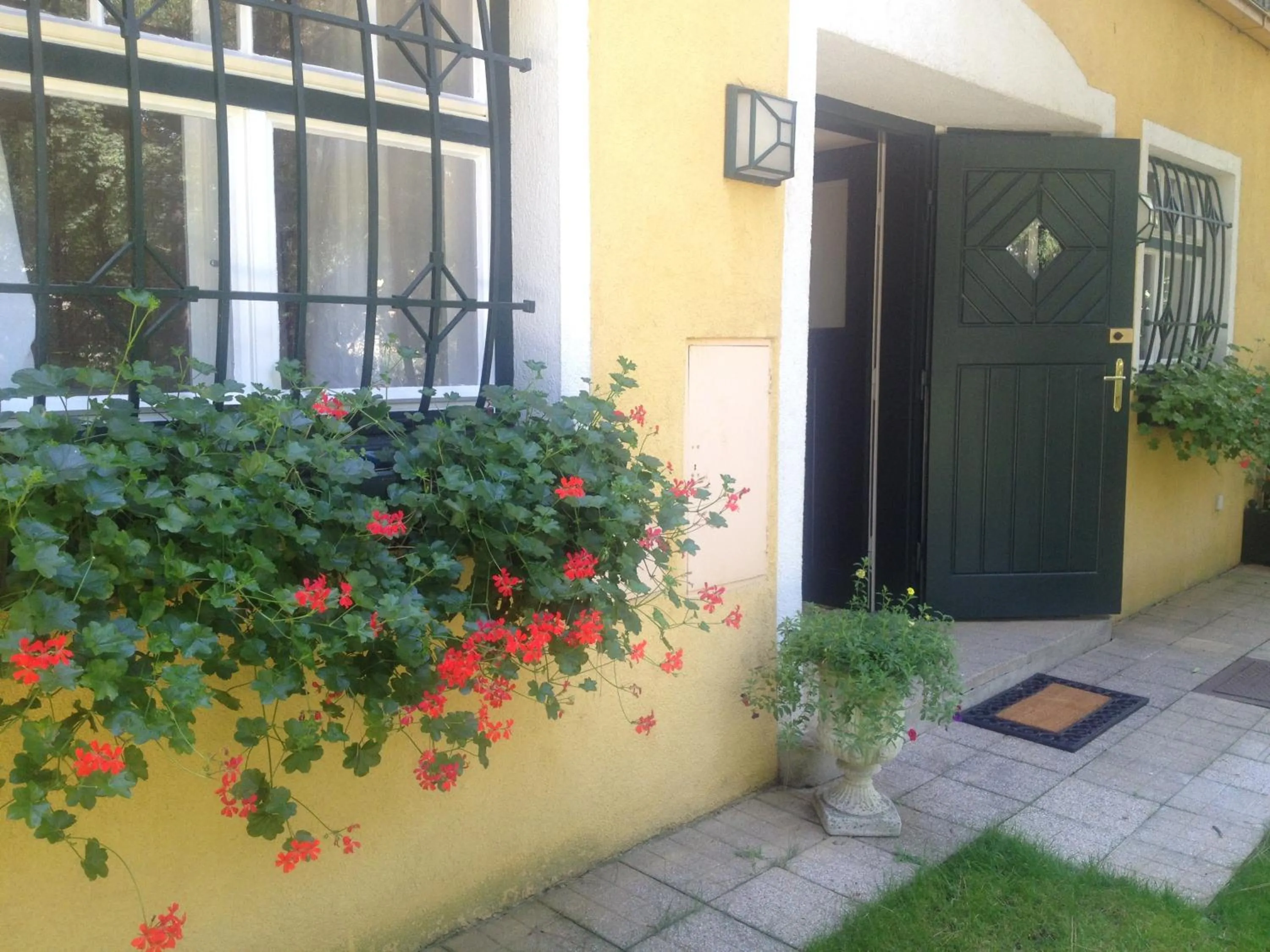 Facade/entrance in Exquisites Gartenapartment in eleganter Jugendstilvilla