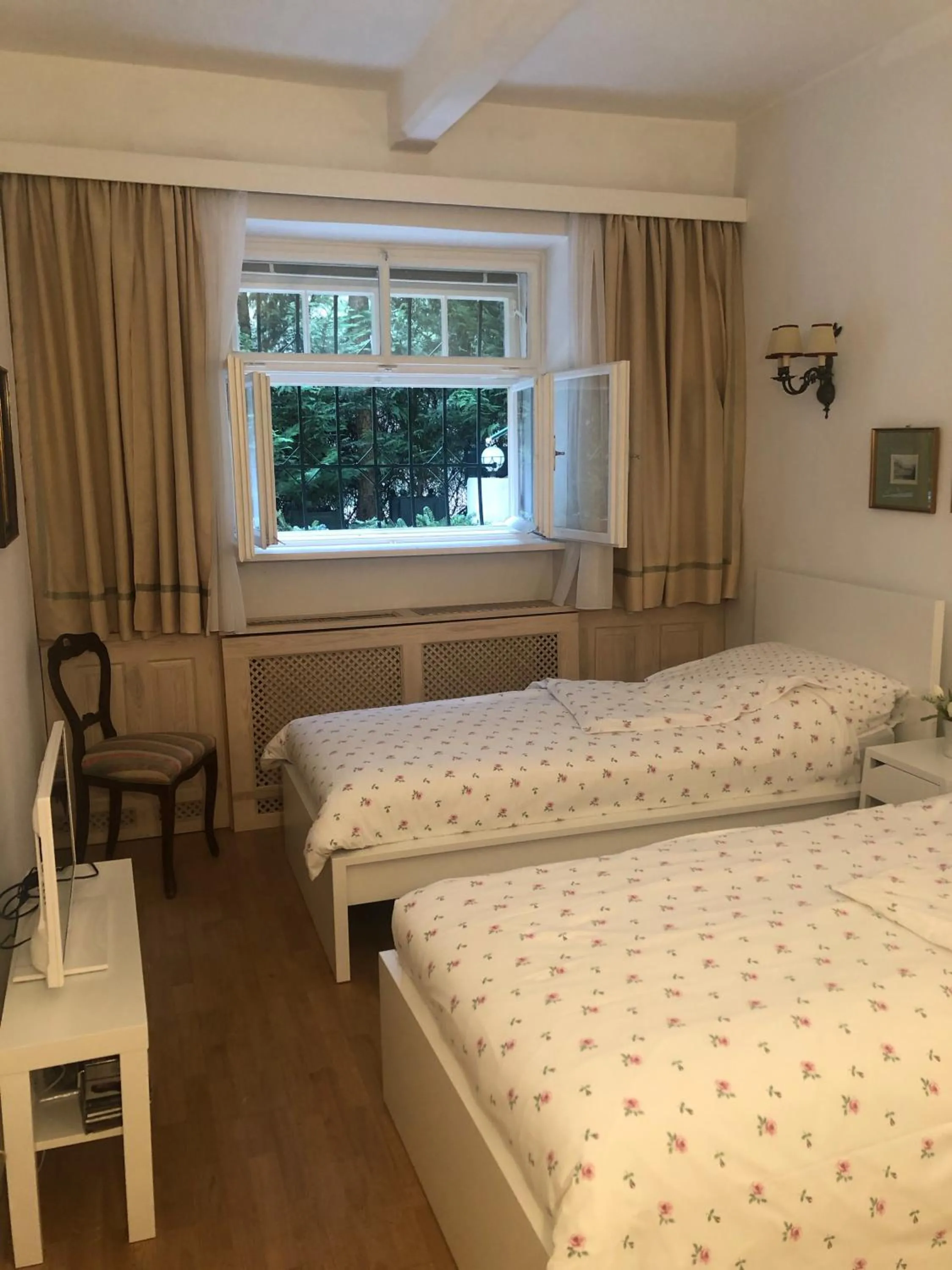 Bed in Exquisites Gartenapartment in eleganter Jugendstilvilla