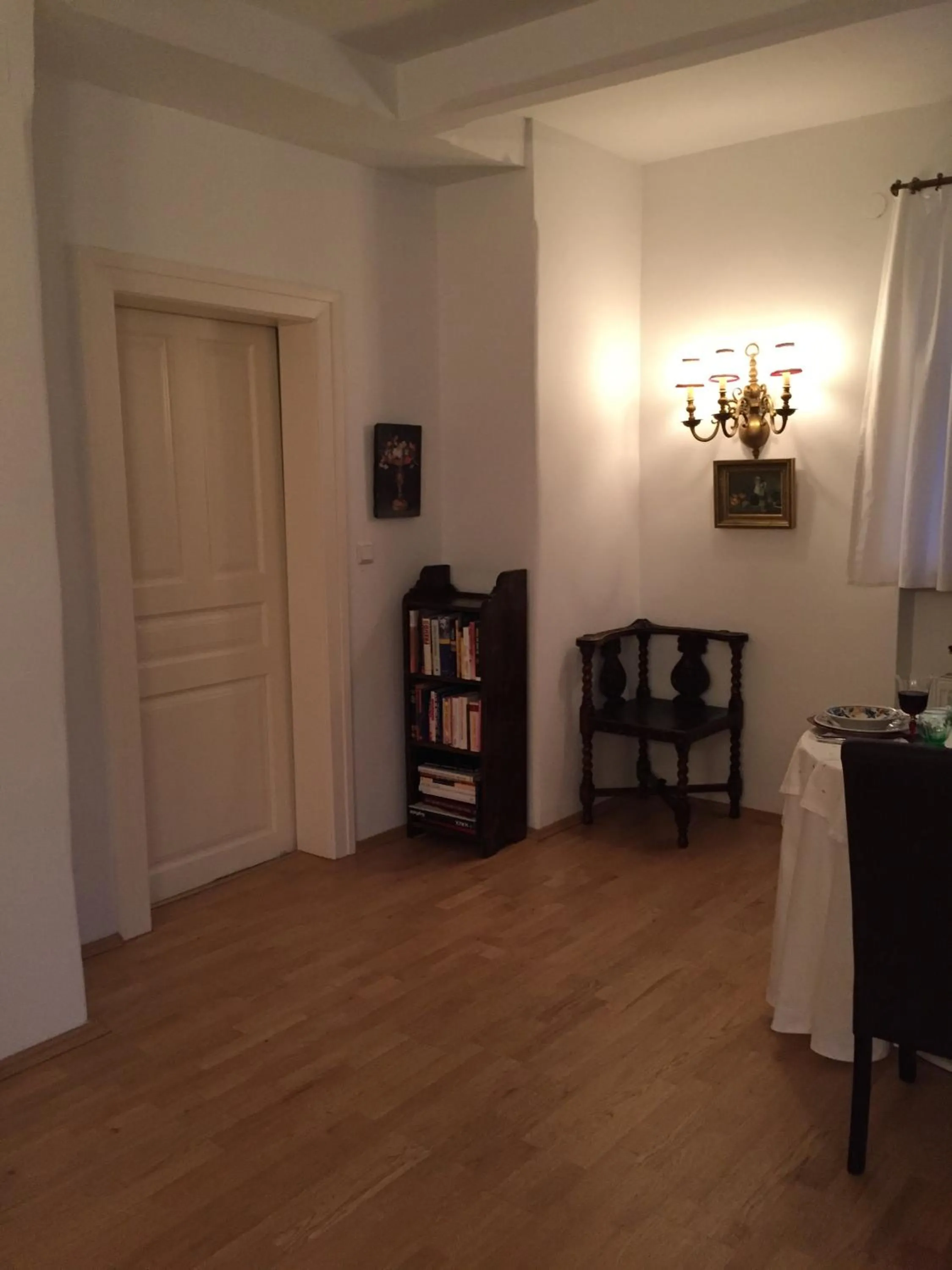 Photo of the whole room in Exquisites Gartenapartment in eleganter Jugendstilvilla