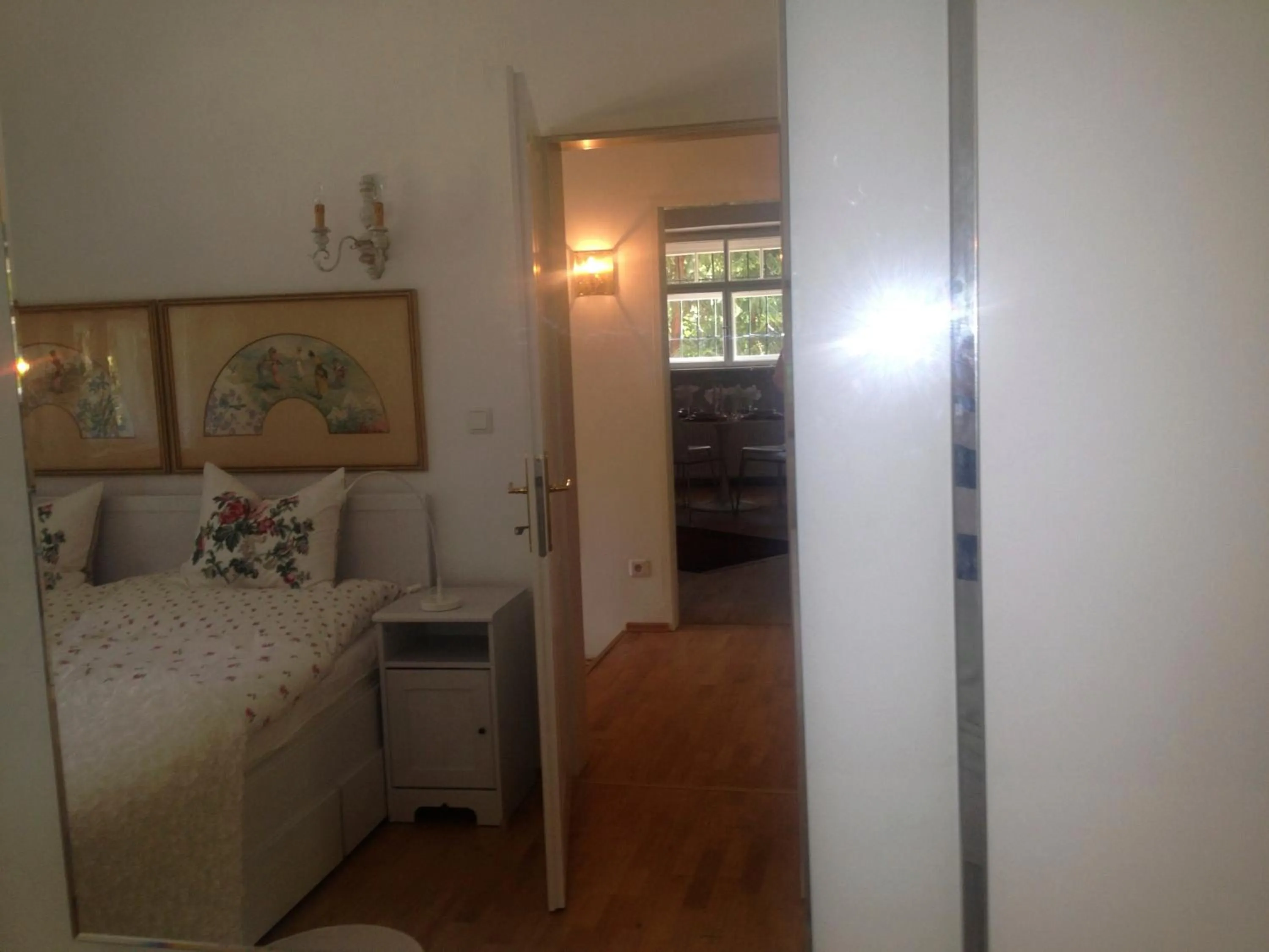 Photo of the whole room, Bed in Exquisites Gartenapartment in eleganter Jugendstilvilla