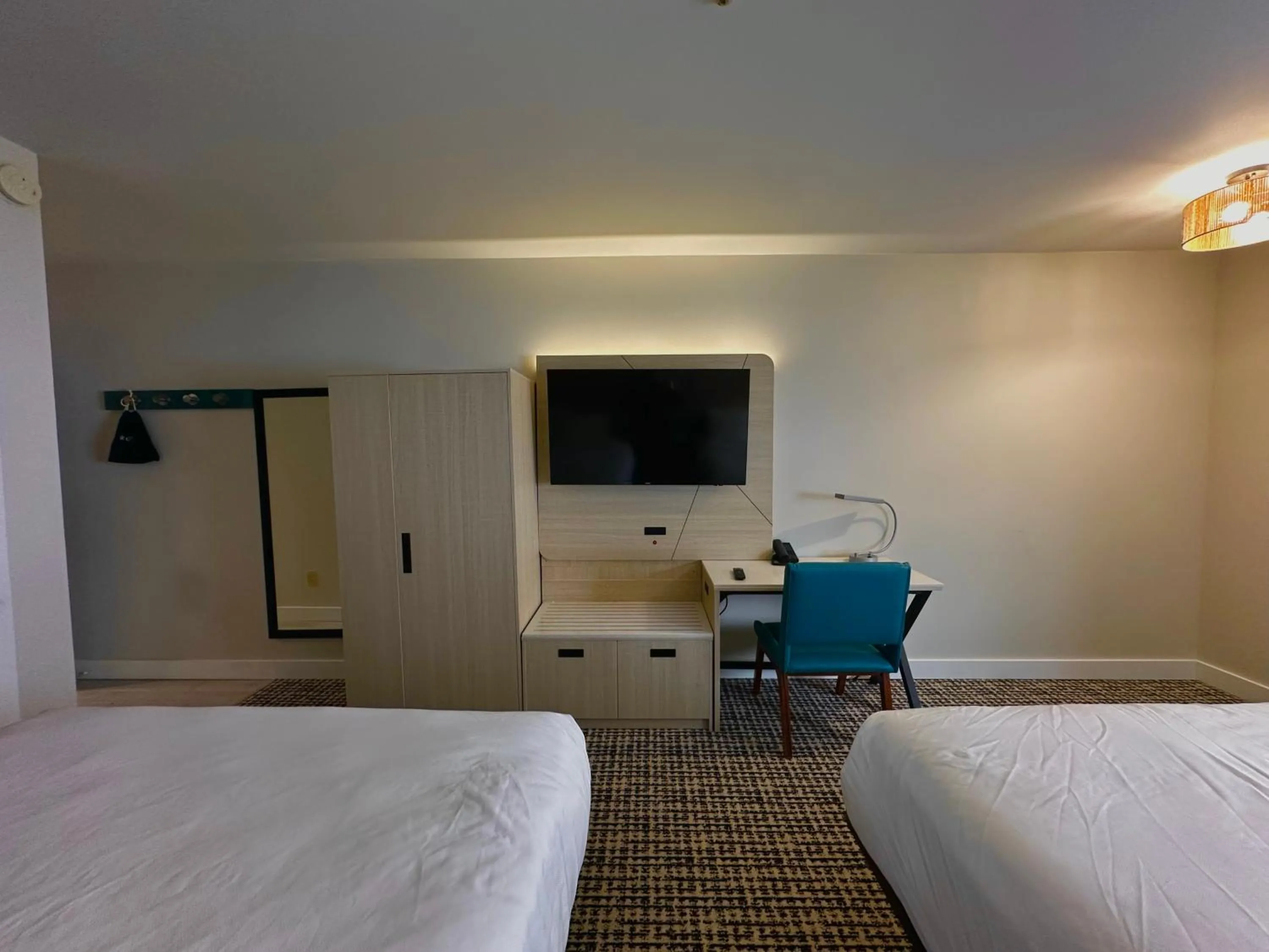 TV and multimedia, Bed in Heritage House Inn on Cape Cod, an Ascend Collection Hotel