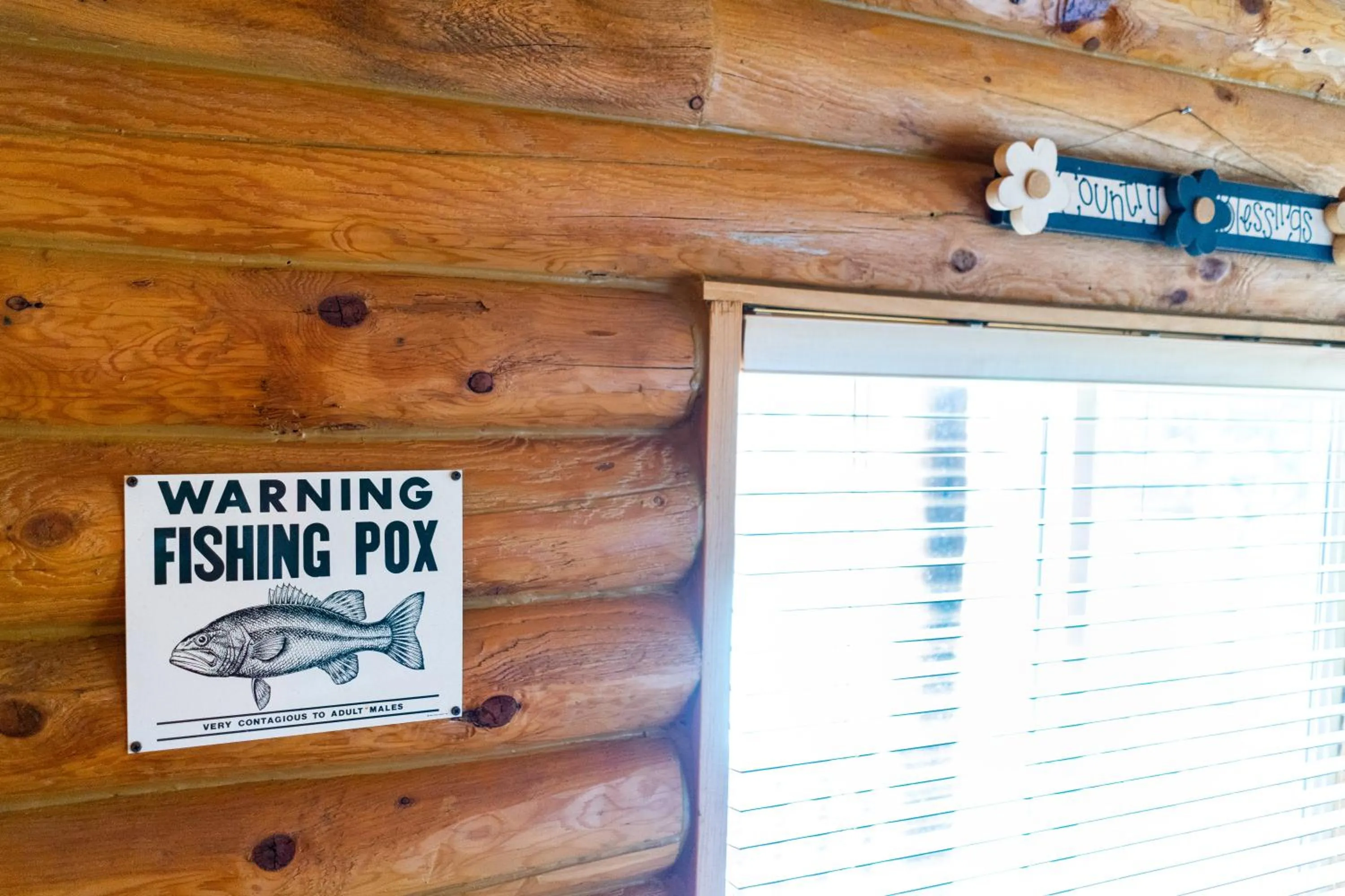 Logo/Certificate/Sign in Country Cabins Inn