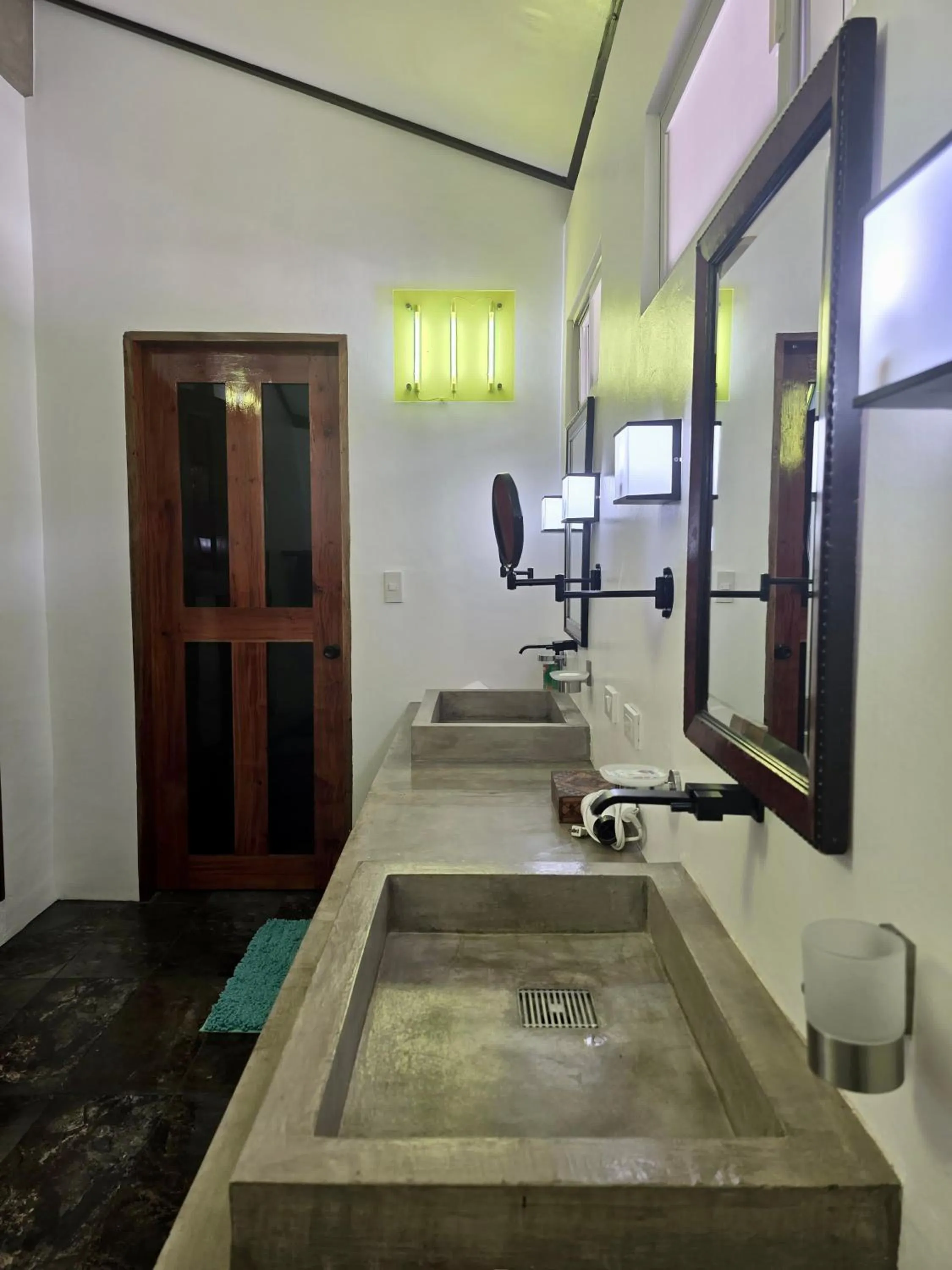 SomeWhere Else Boutique Resort