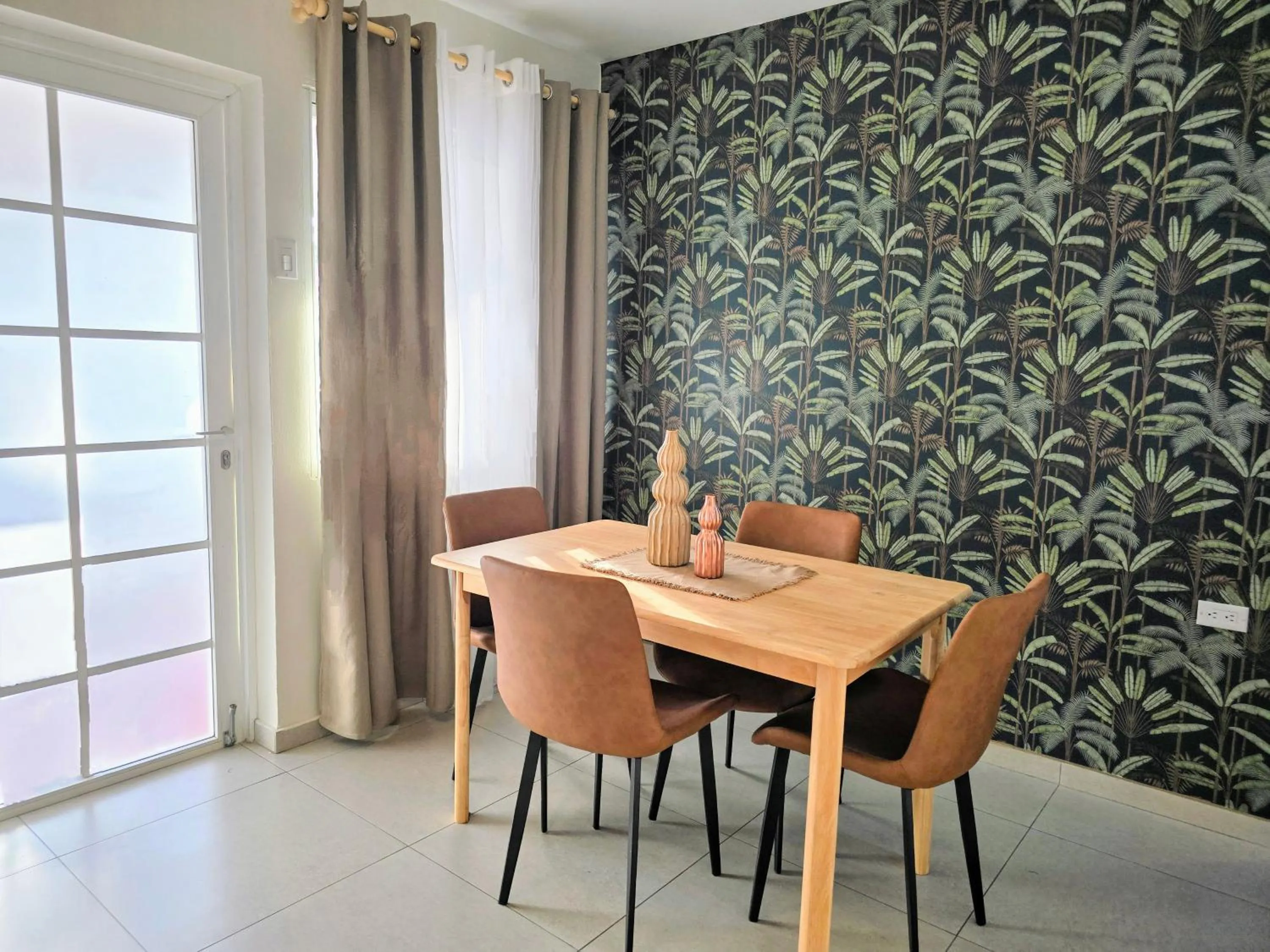 Dining area in Rooi Santo Residence