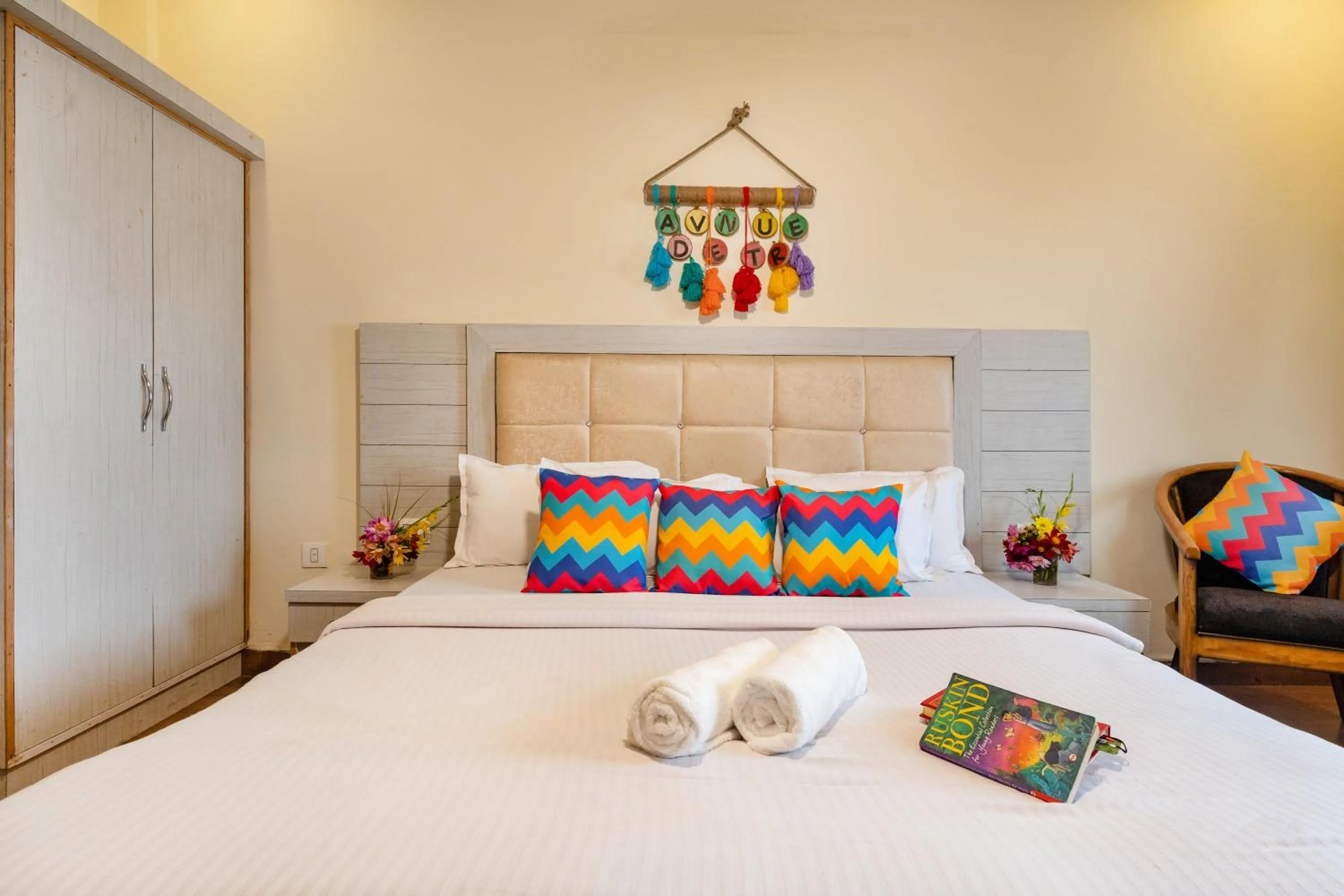 Bedroom, Bed in goSTOPS Mussoorie, Library Road