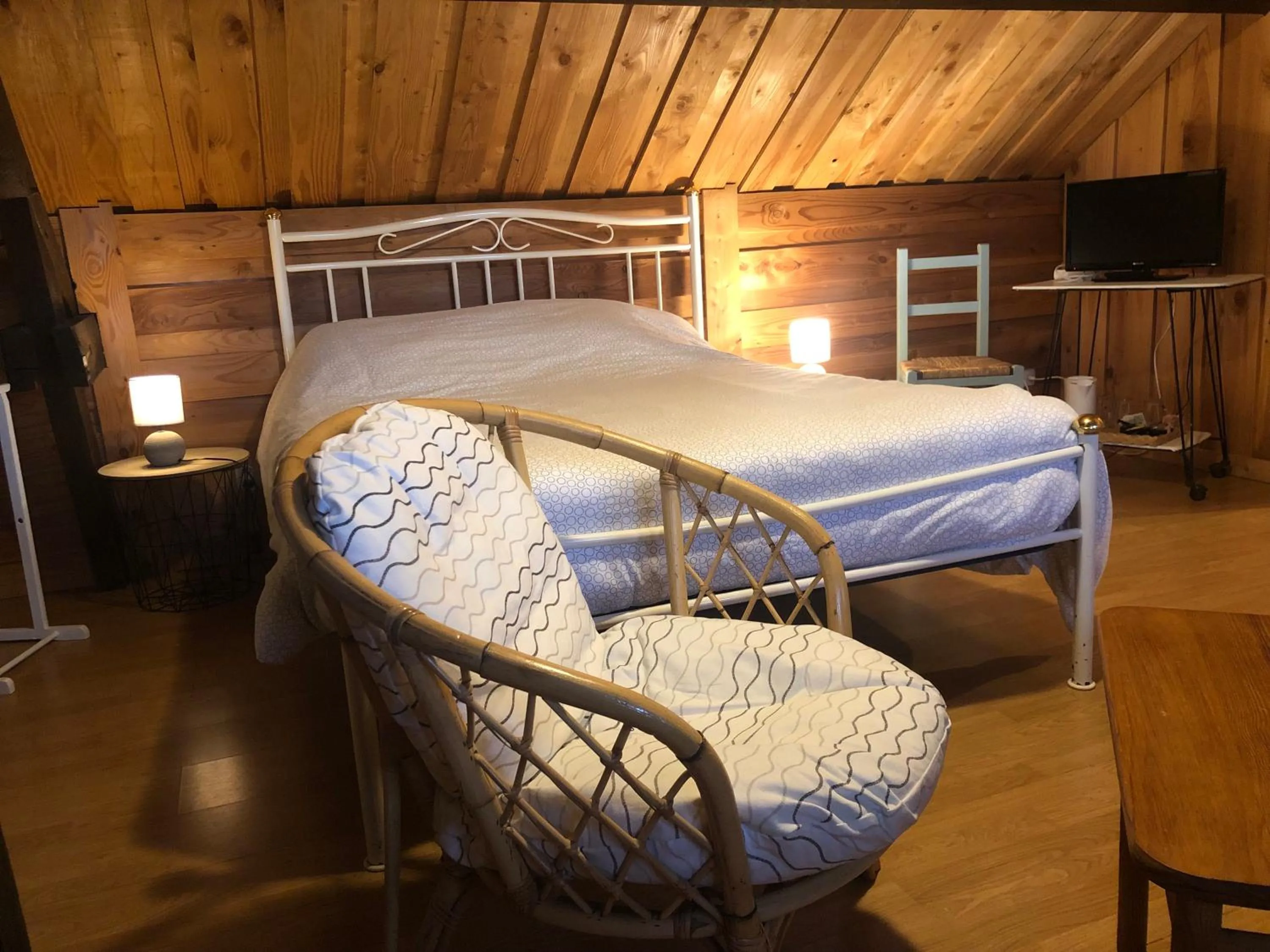 Bedroom, Bed in Maison d'hôtes Ourdeaux et Gite Chez Rouchon