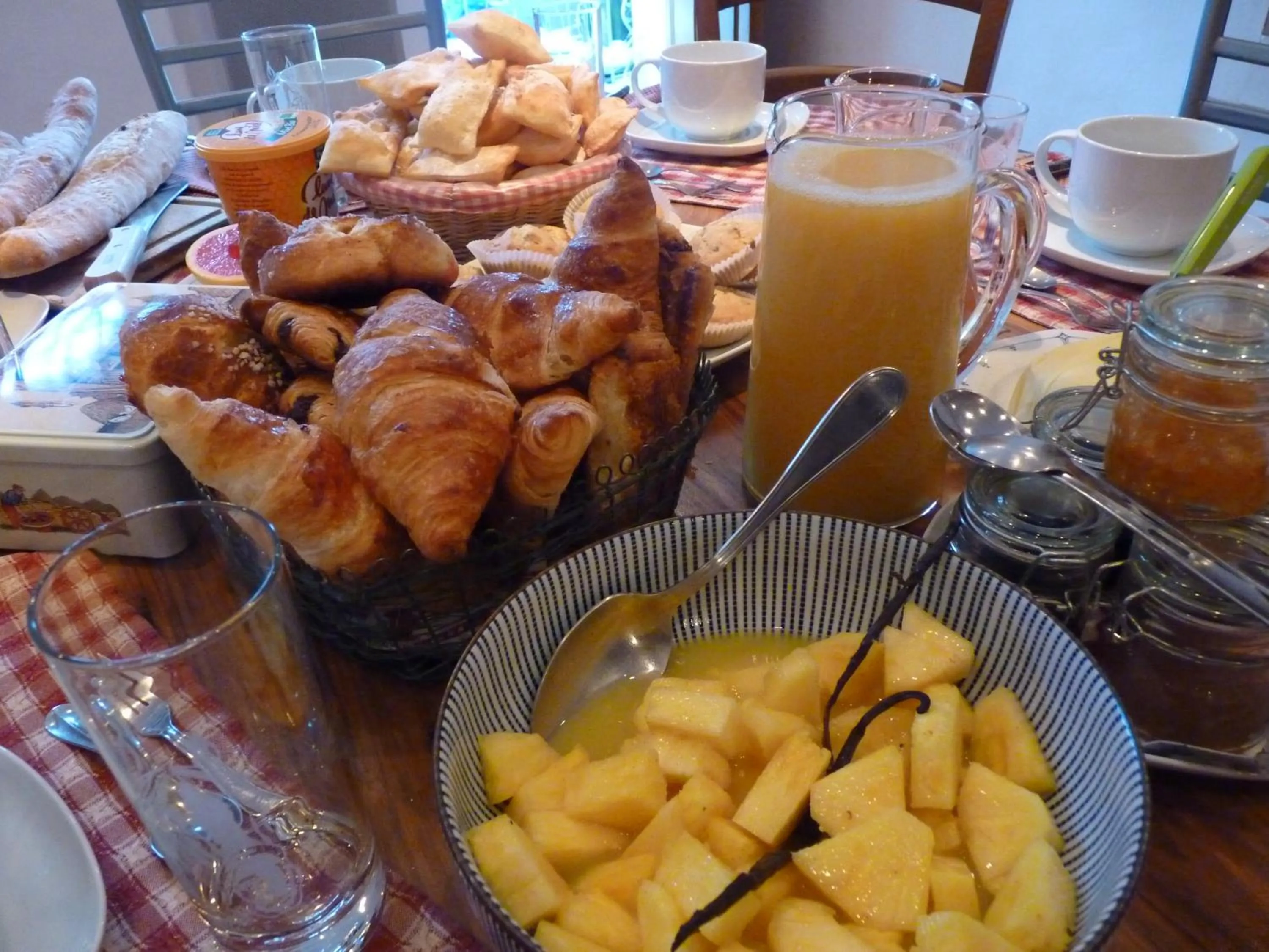 Buffet breakfast in Domaine de la Safranière - Chambre d'hote