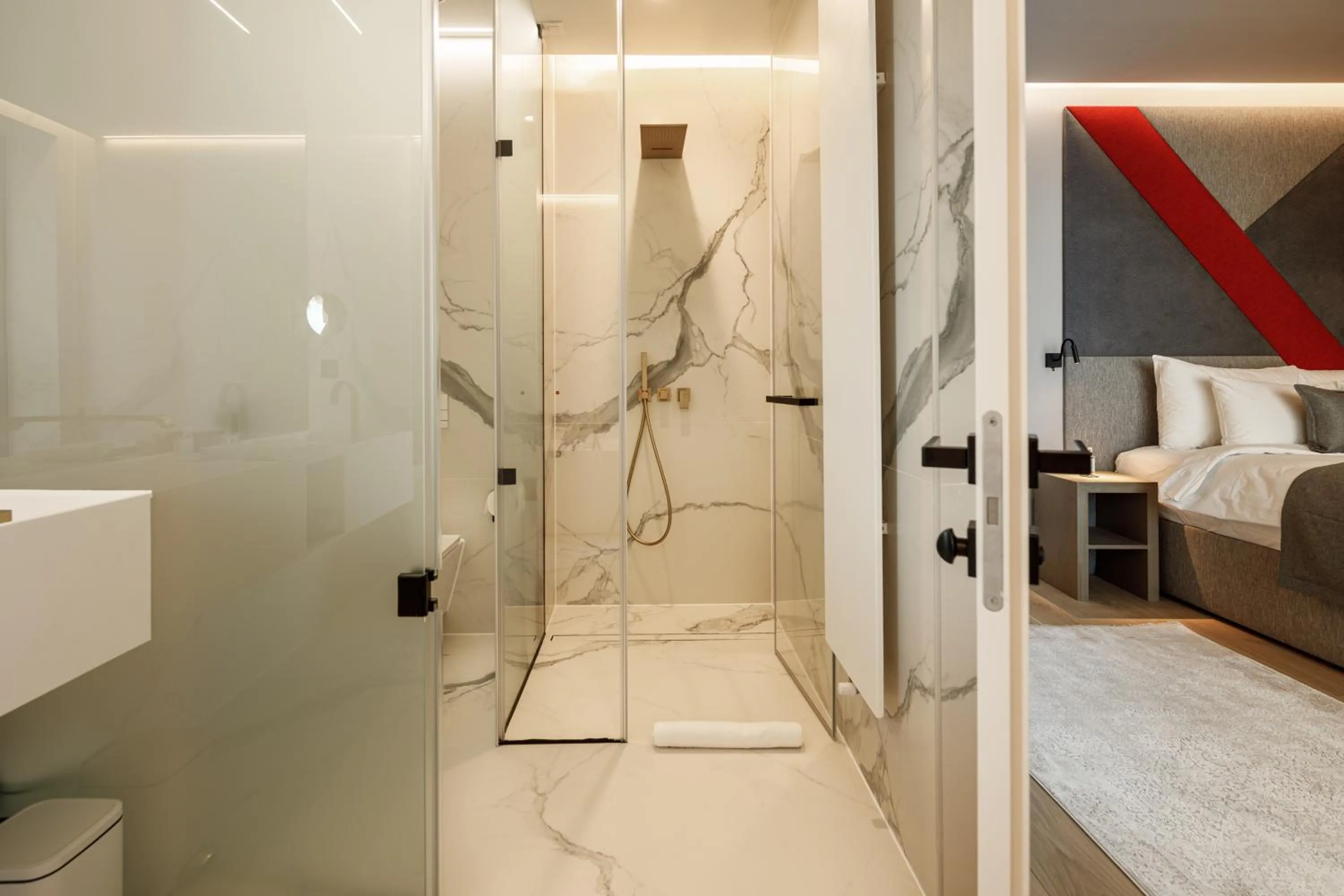 Bathroom, Bed in Qosmo Brasov Hotel