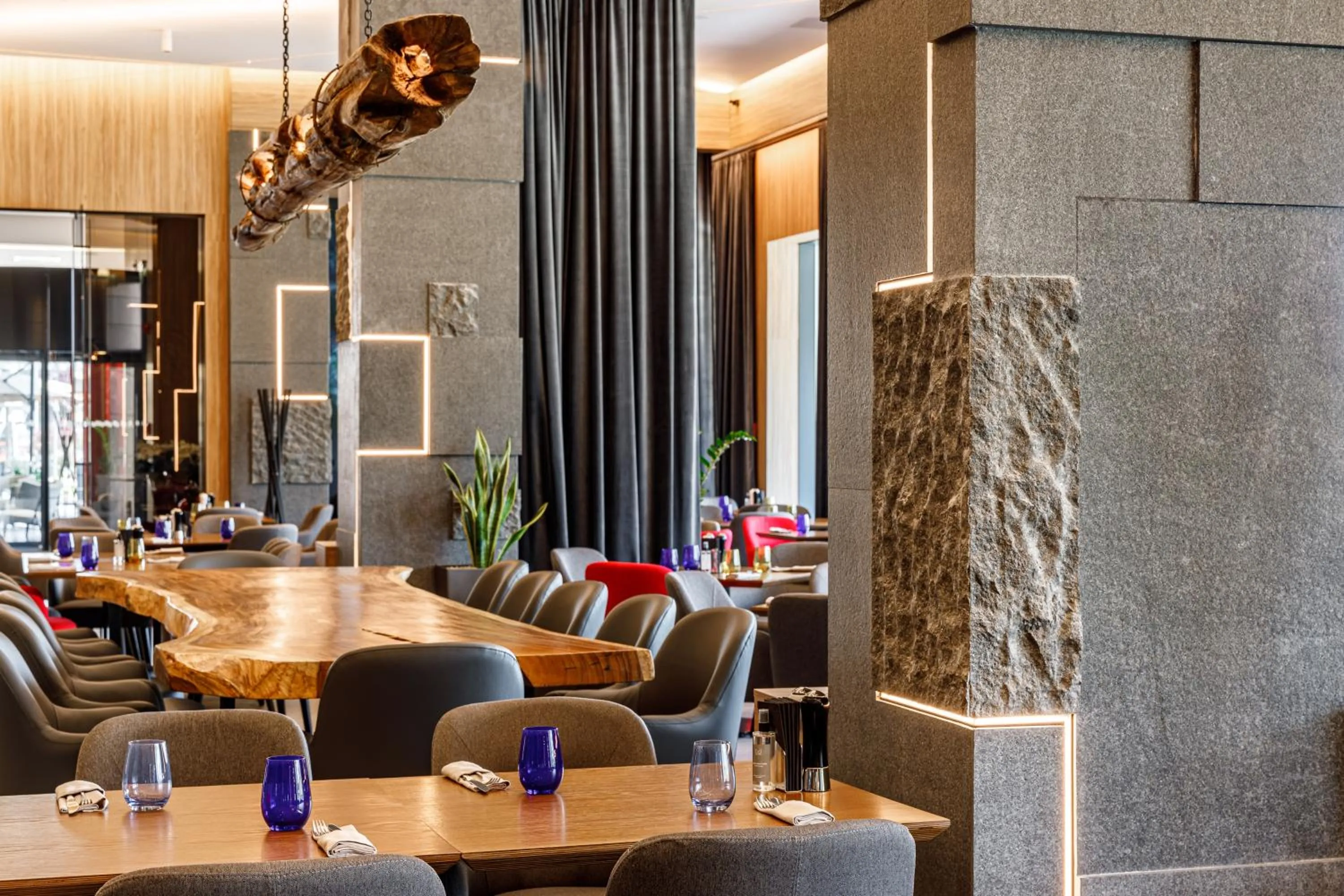 Restaurant/places to eat in Qosmo Brasov Hotel