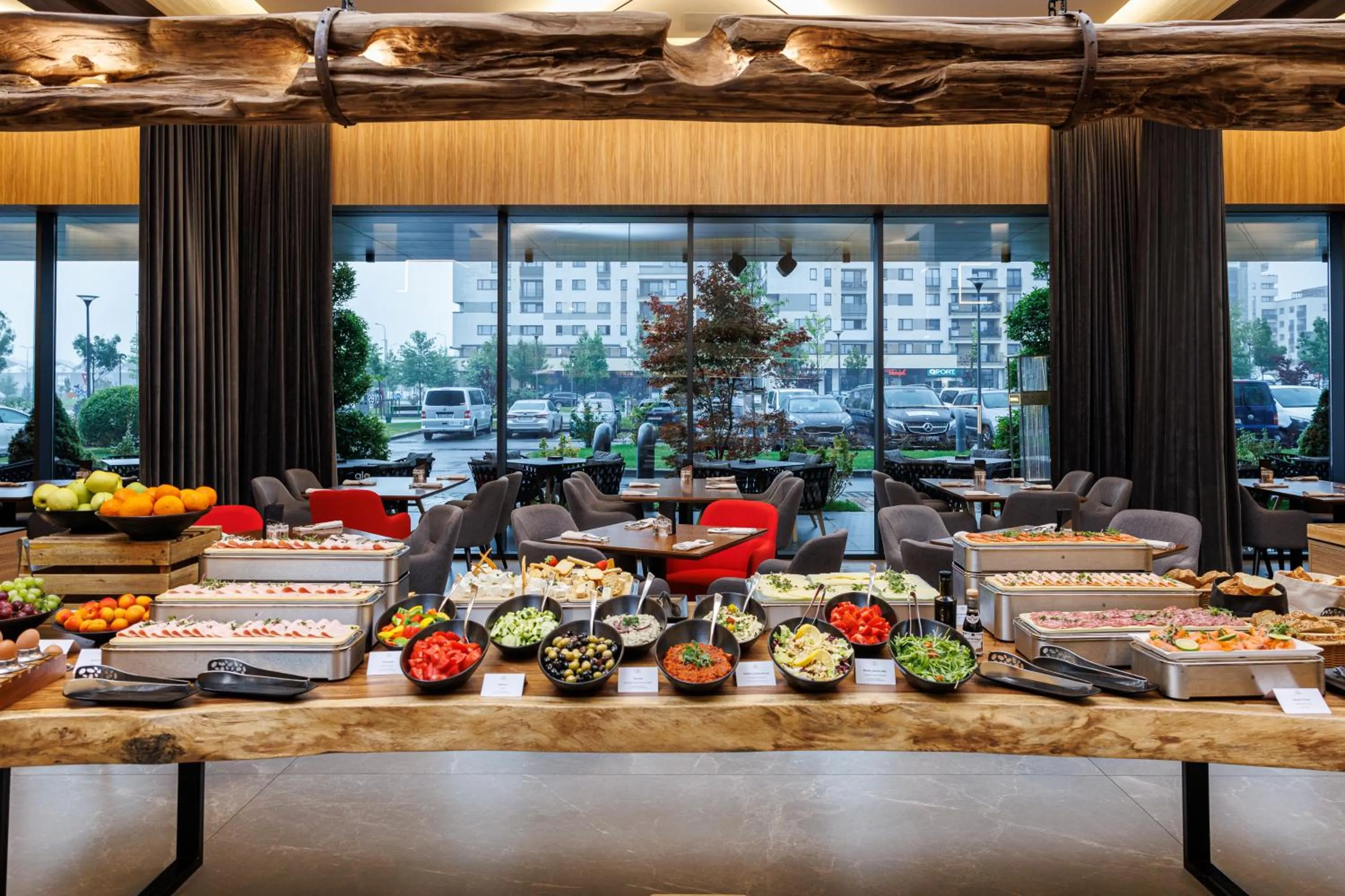 Restaurant/places to eat in Qosmo Brasov Hotel