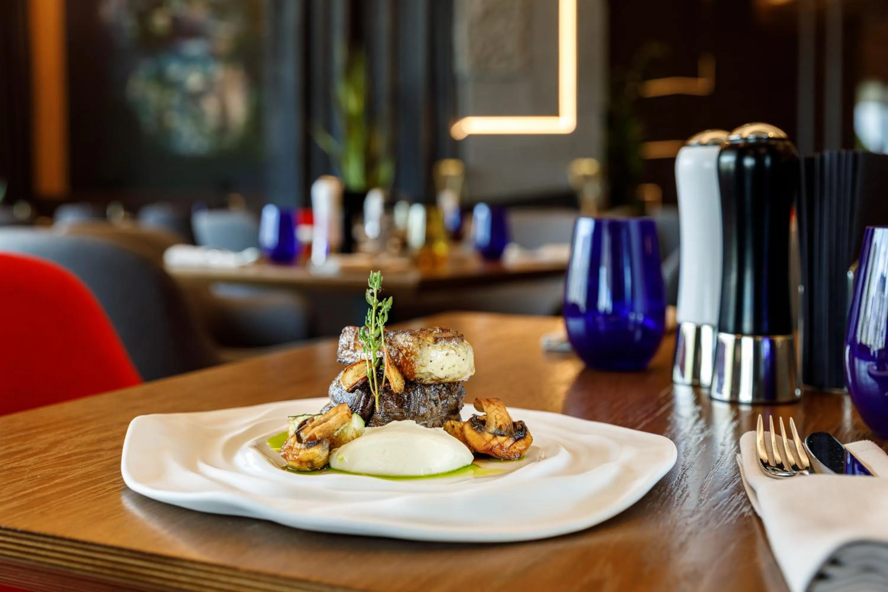 Restaurant/places to eat in Qosmo Brasov Hotel