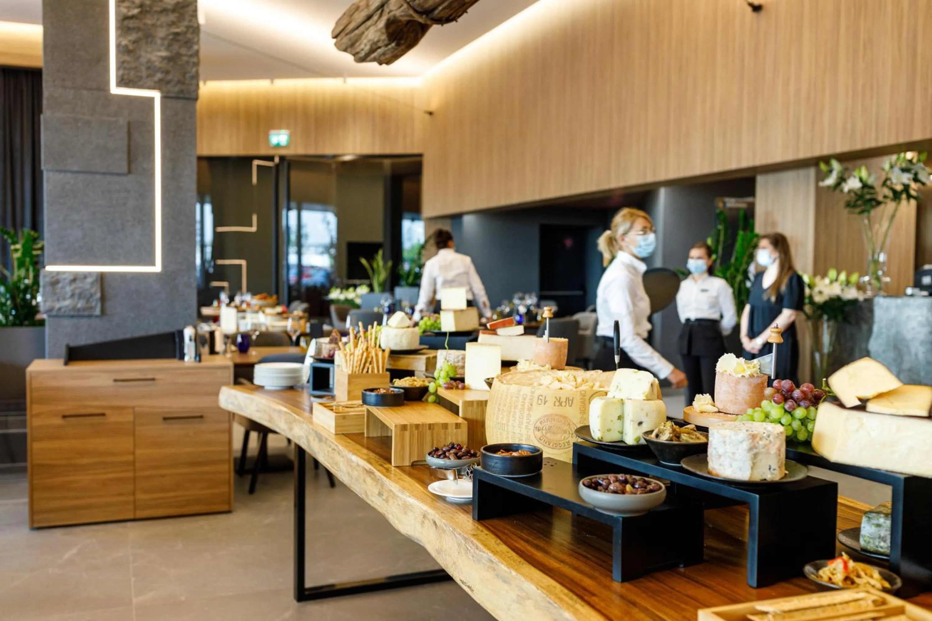 Restaurant/places to eat in Qosmo Brasov Hotel