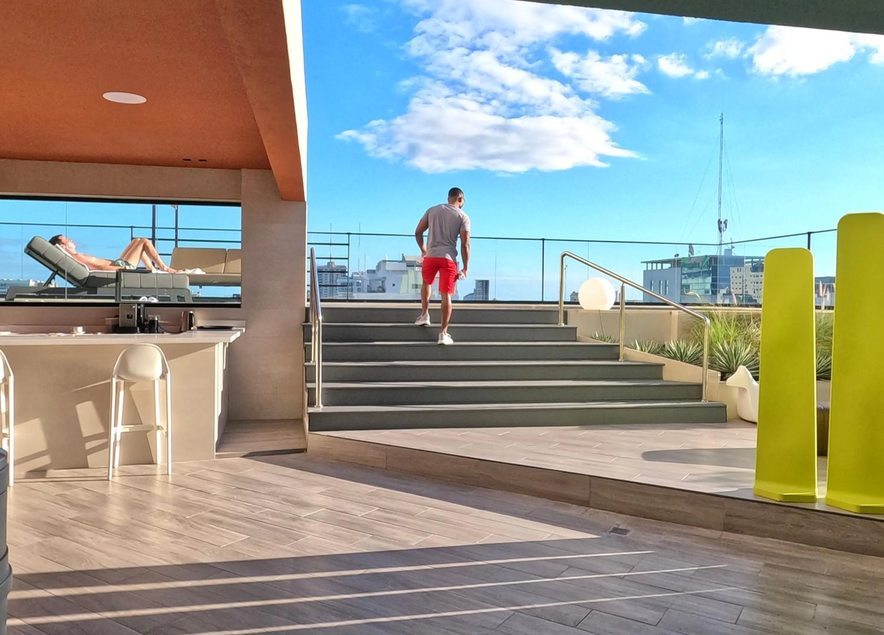 Restaurant/places to eat in Regatta Living Hotel By Mint