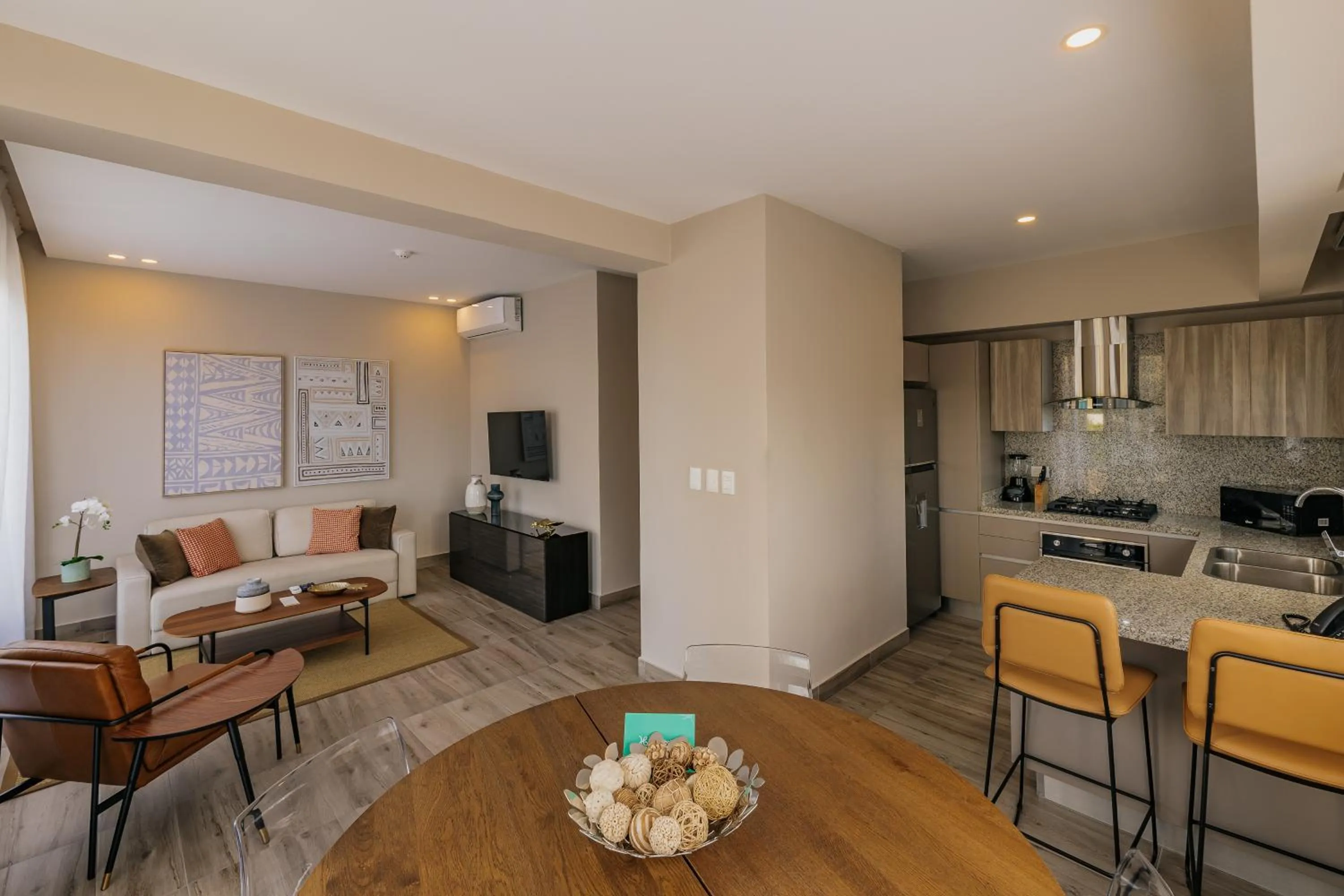 Living room in Regatta Living Hotel By Mint