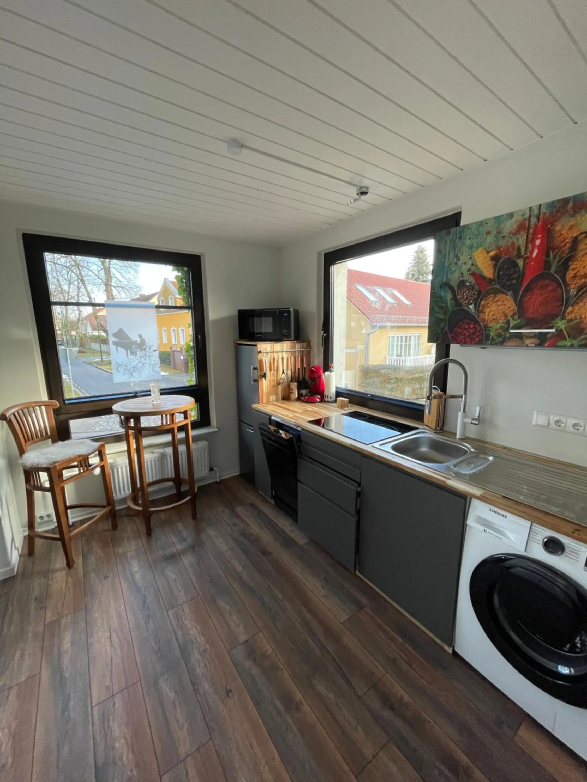 Kitchen or kitchenette in Appartement Seebadallee mit Wallbox für e-Autos