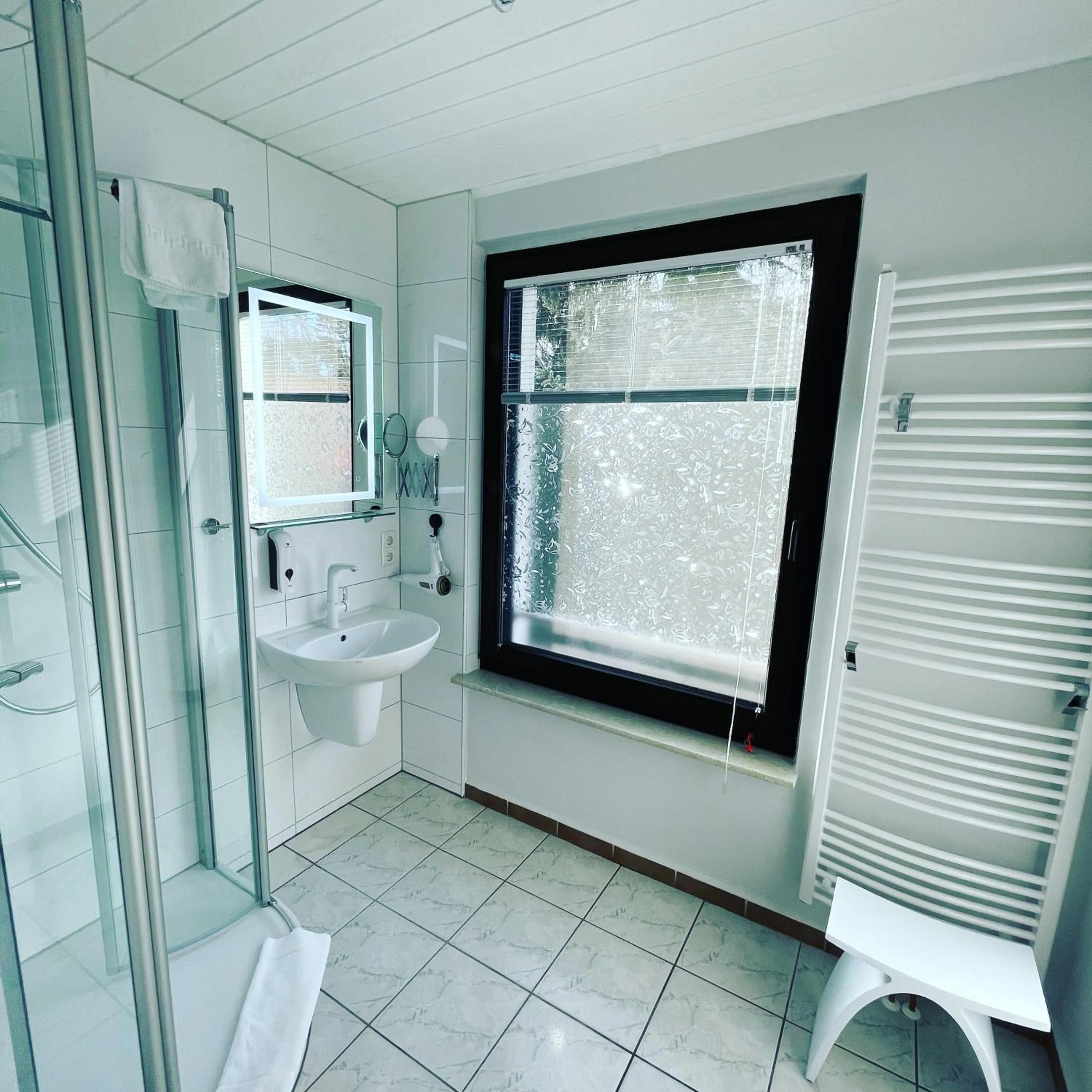 Bathroom in Appartement Seebadallee mit Wallbox für e-Autos