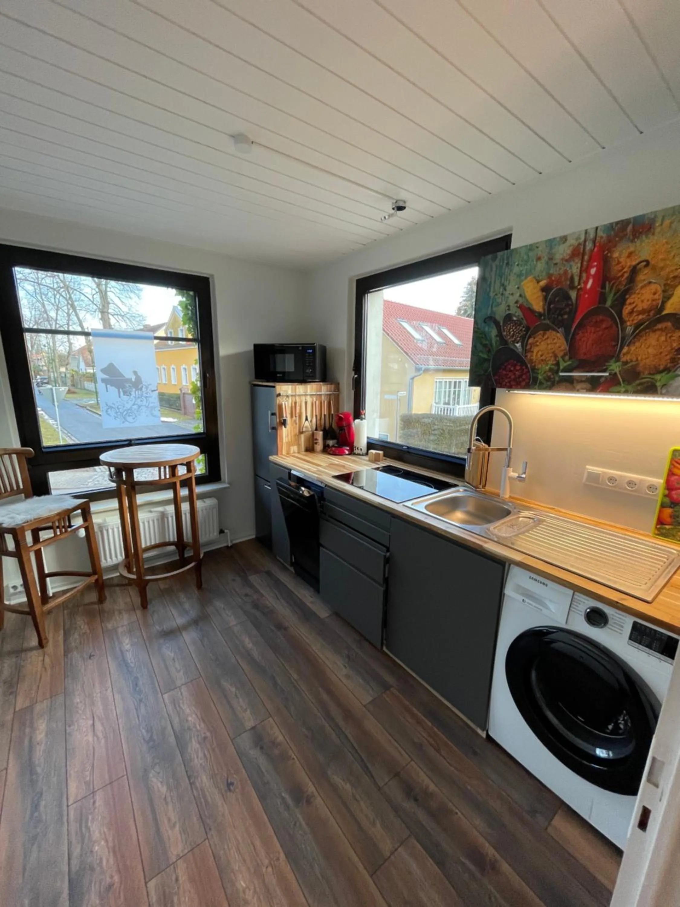 Kitchen or kitchenette in Appartement Seebadallee mit Wallbox für e-Autos