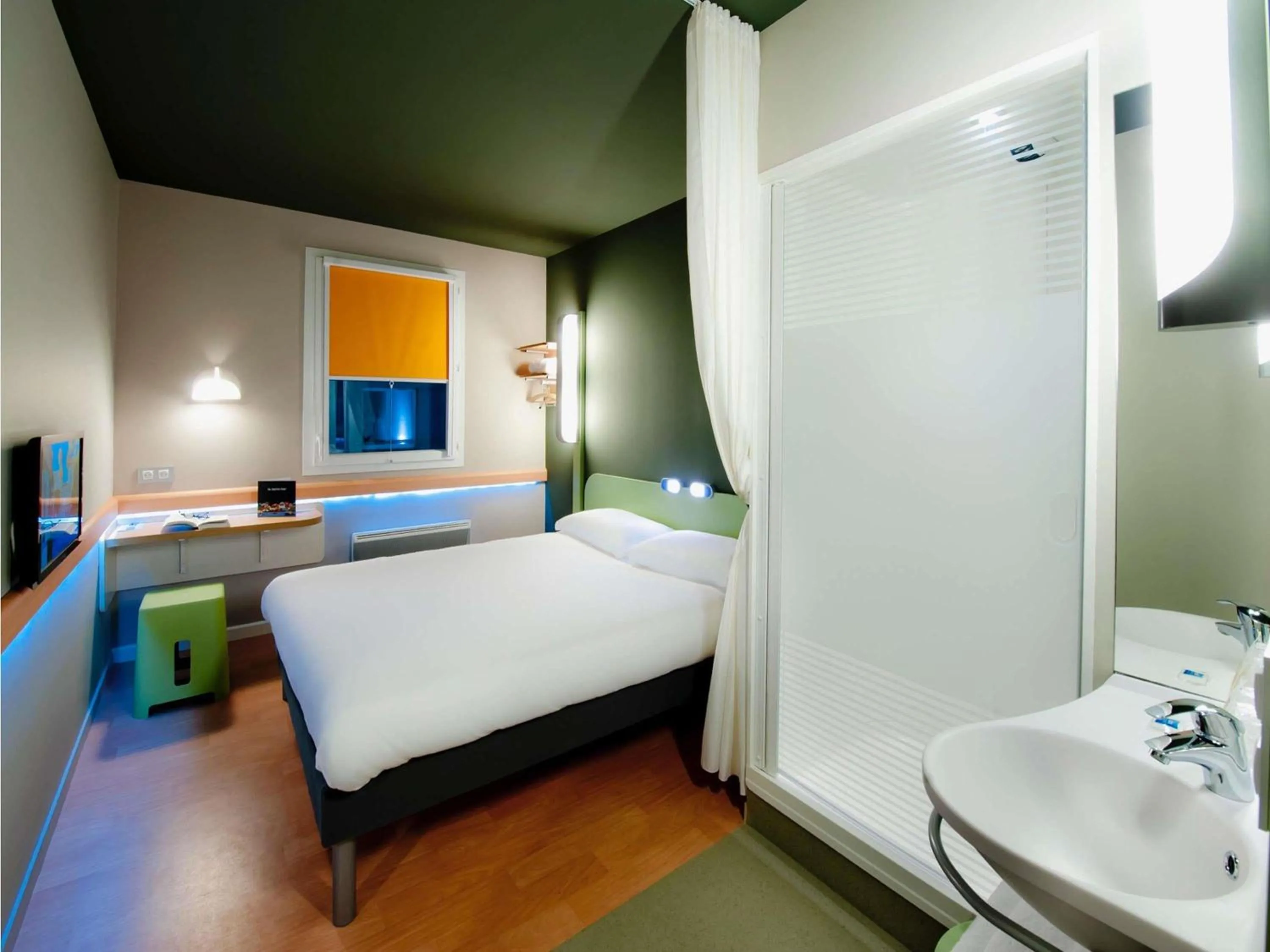 Bedroom, Bed in ibis budget Brest Centre Port