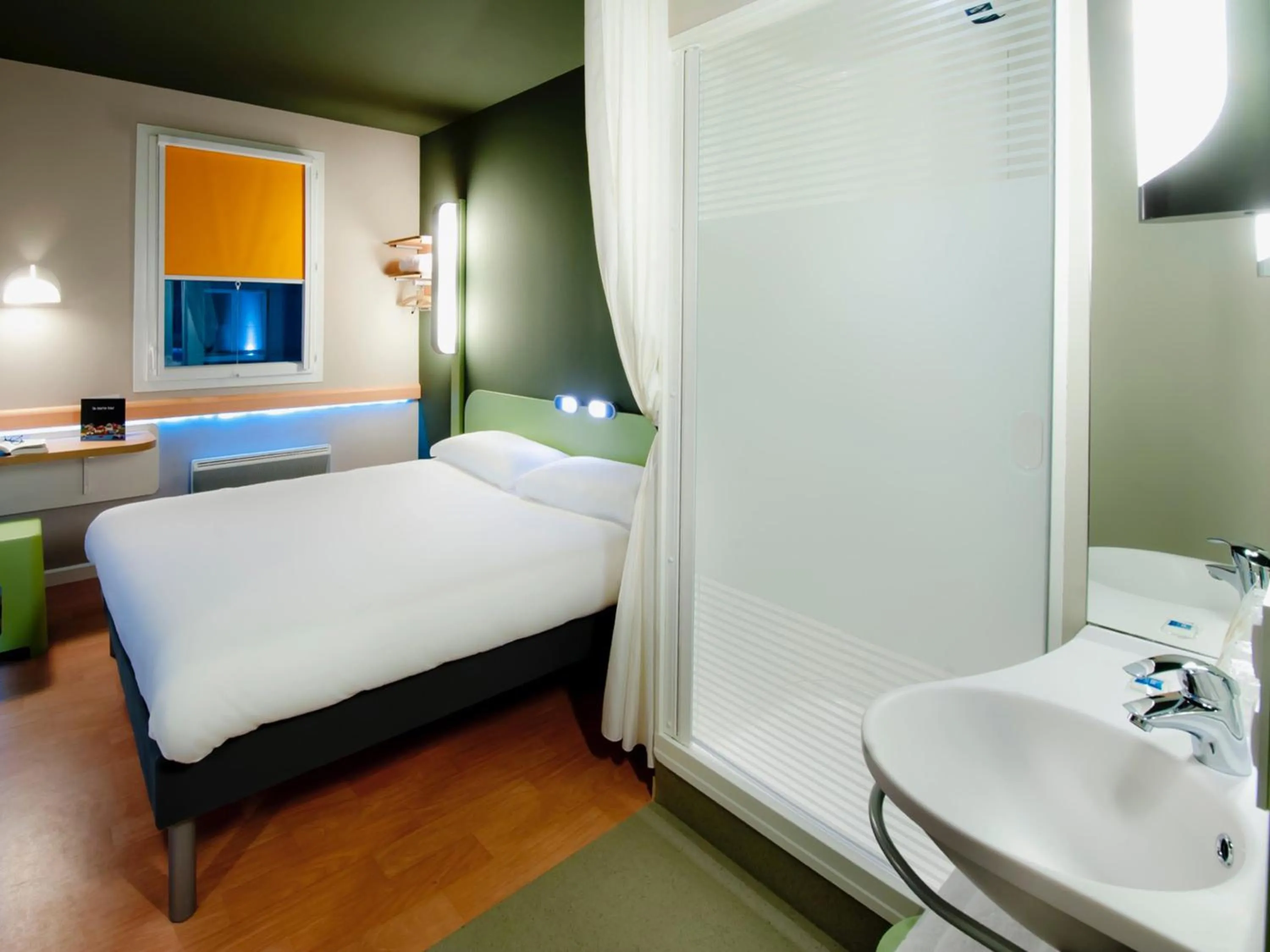 Bathroom, Bed in ibis budget Brest Centre Port