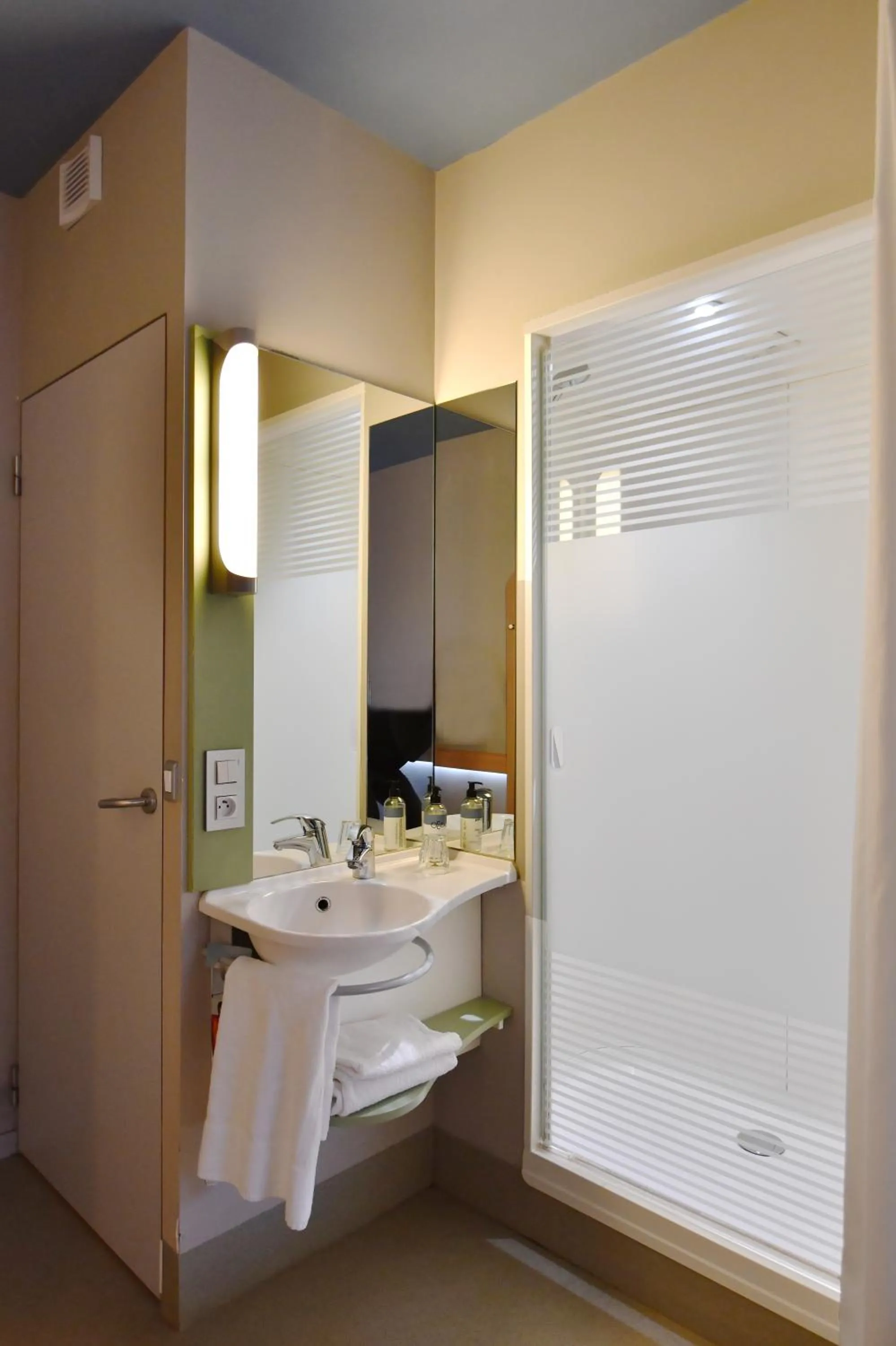 Shower in ibis budget Brest Centre Port