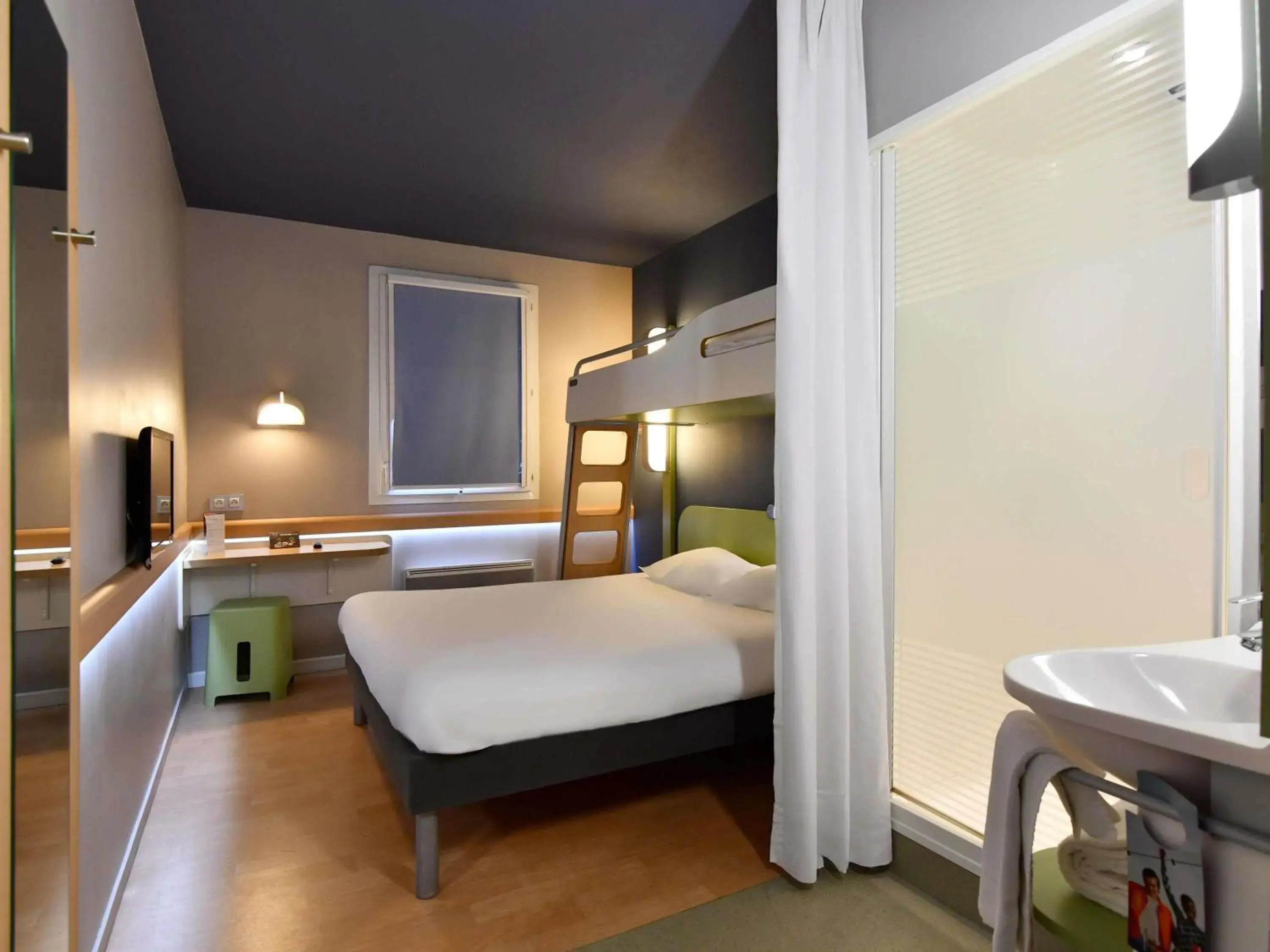 Triple Room with One Double Bed and One Bunk Bed in ibis budget Brest Centre Port Triple Room with One Double Bed and One Bunk Bed in ibis budget Brest Centre Port