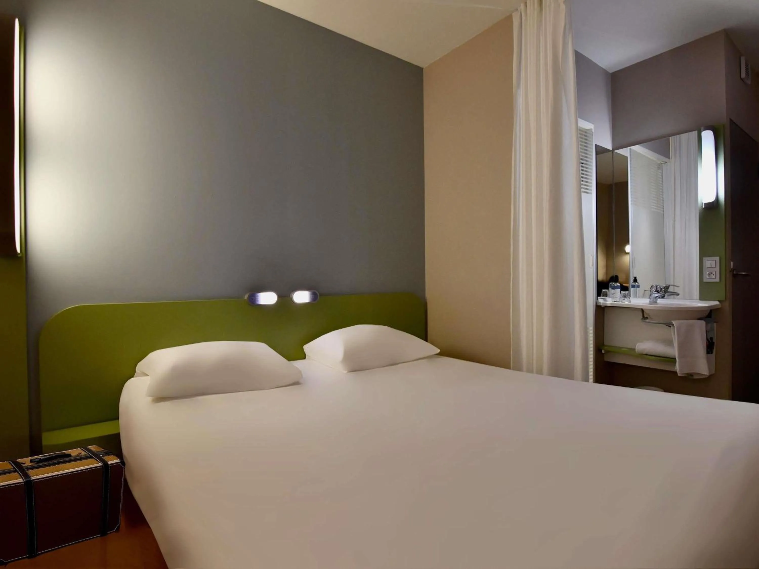 Bedroom, Bed in ibis budget Brest Centre Port