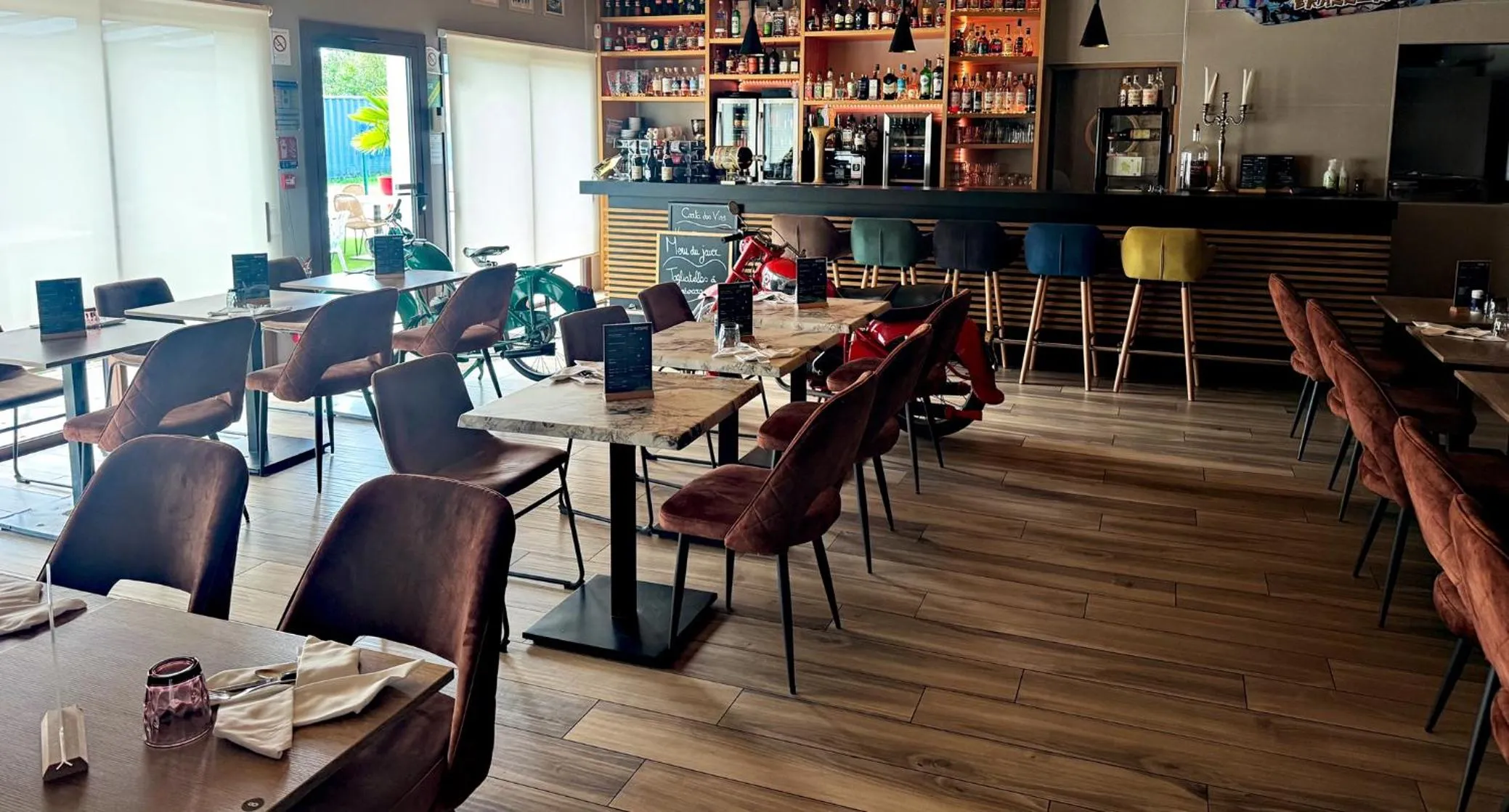 Restaurant/places to eat in World Hotel