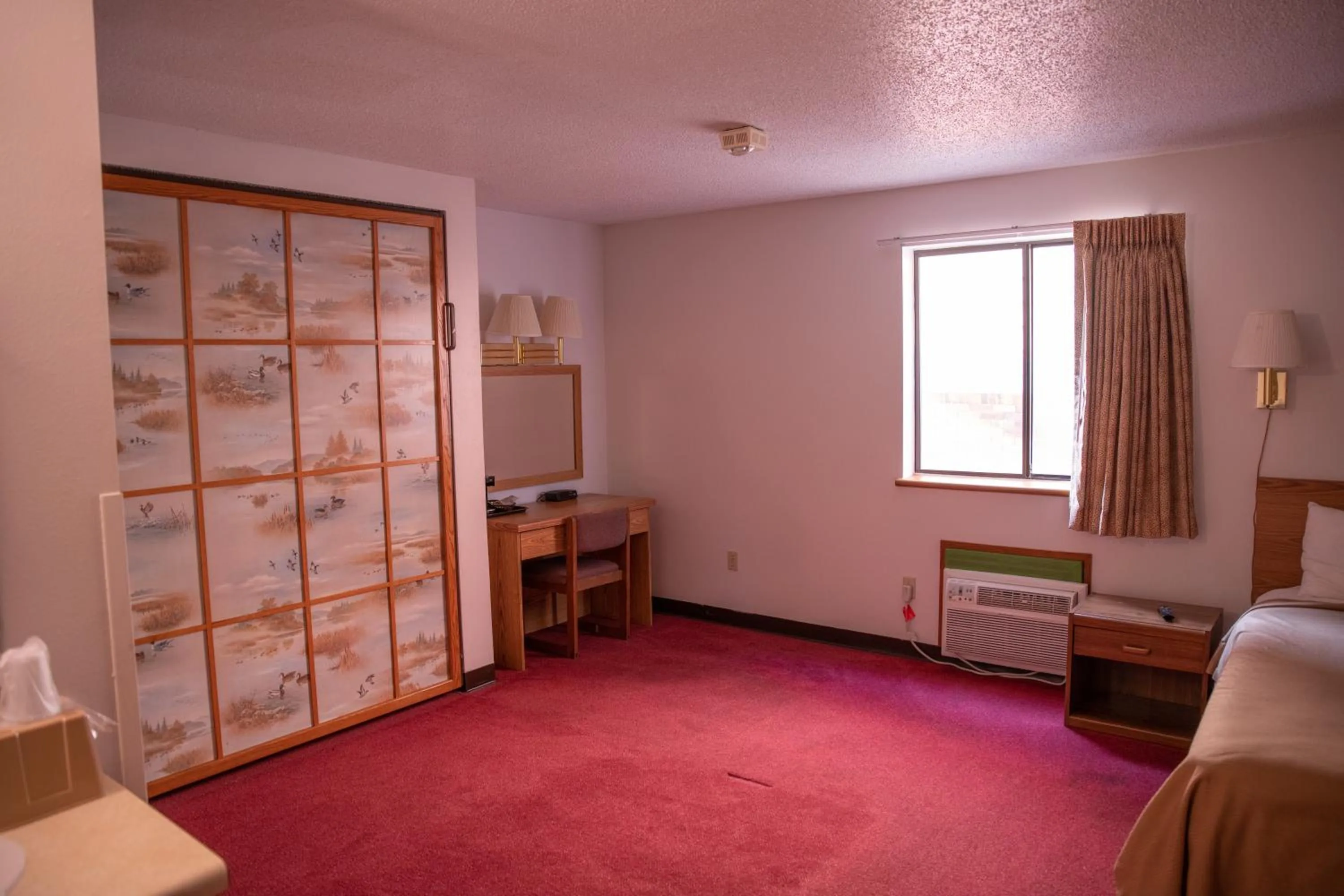 Bed in Wagner Lakeside Motel