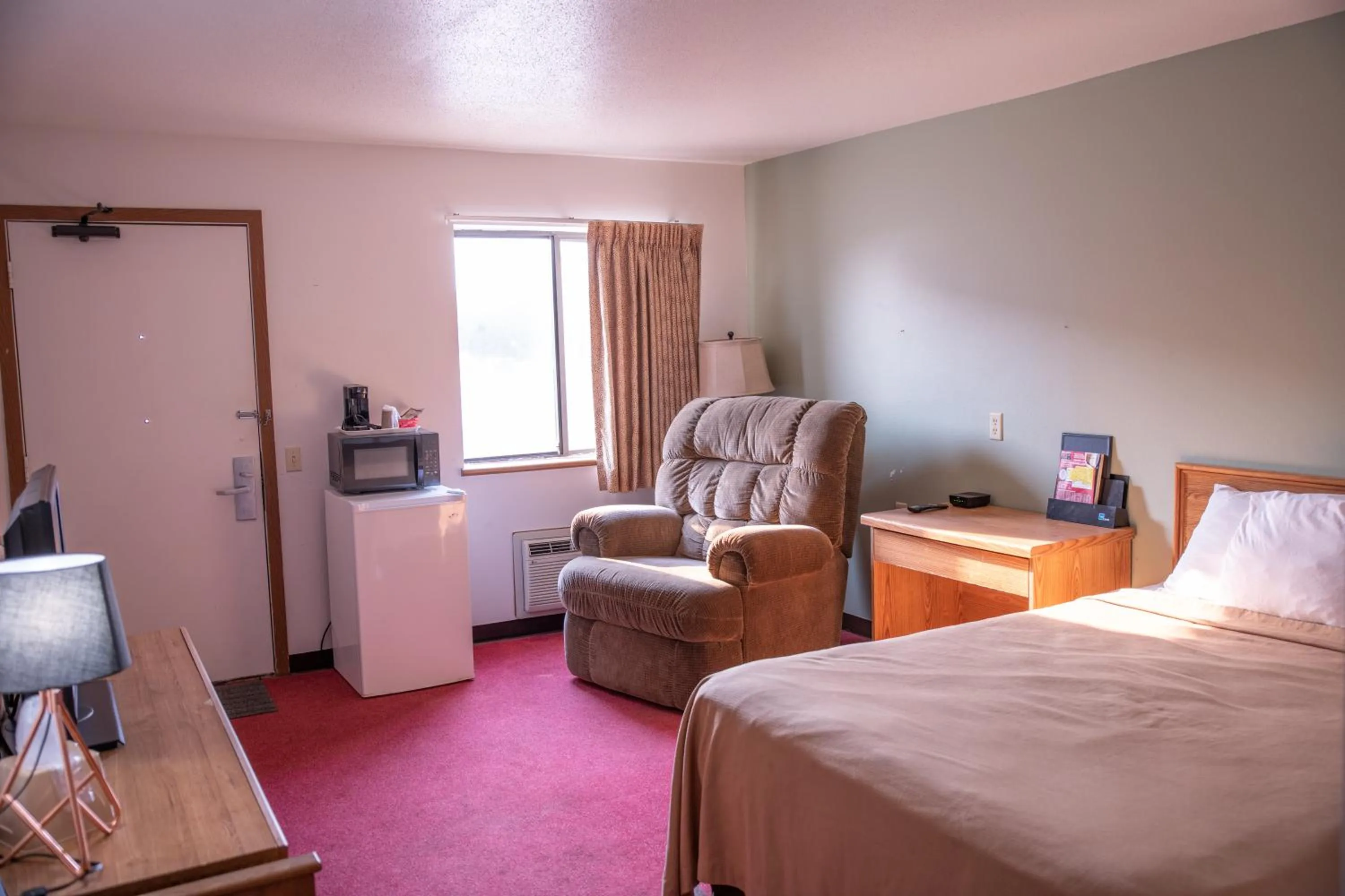 Bed in Wagner Lakeside Motel