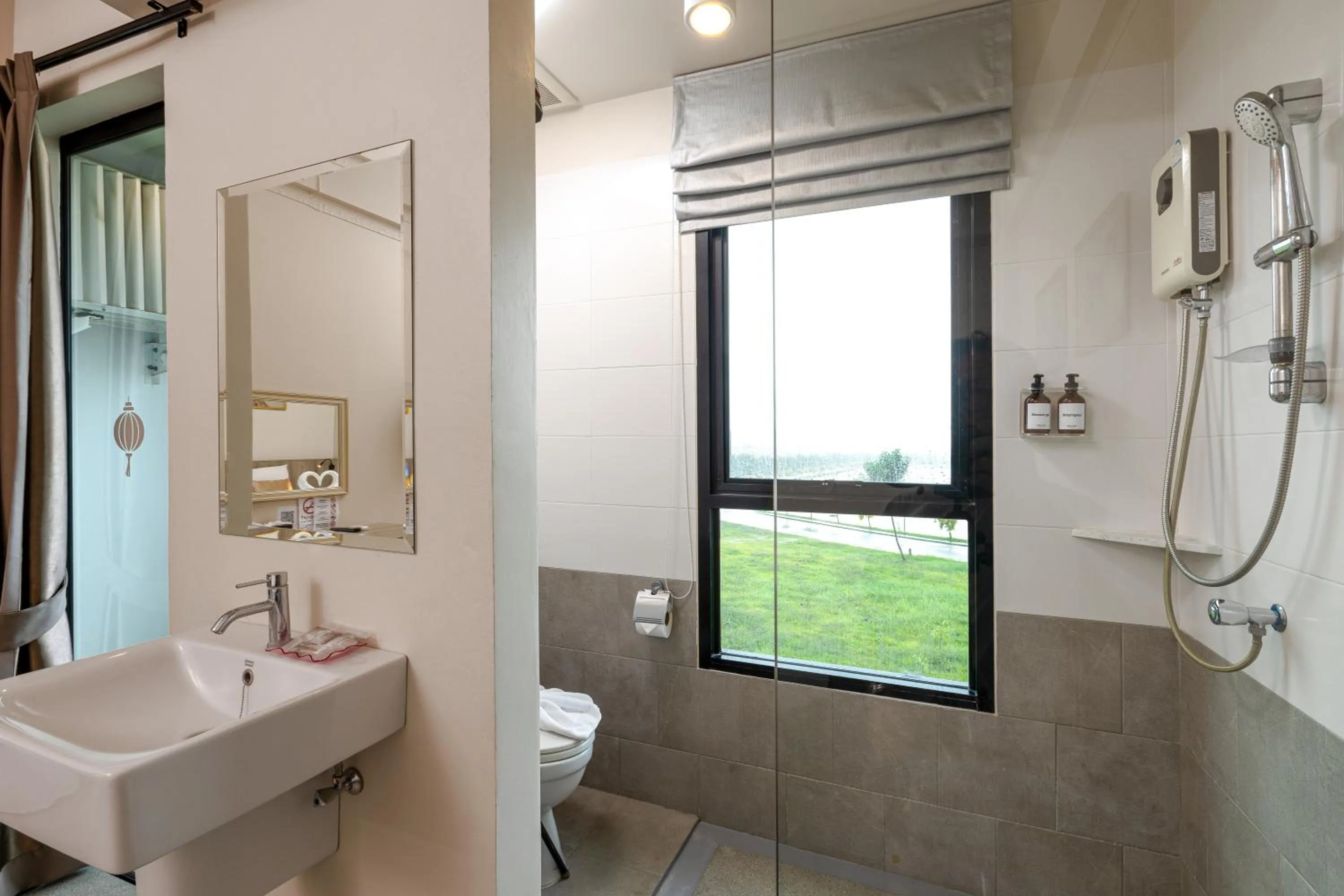 Toilet in Ang Pao Hotel Phuket